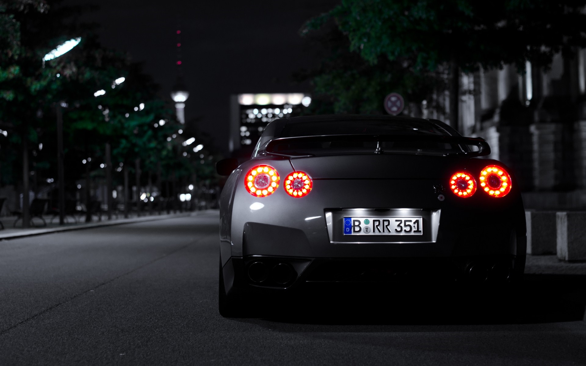 White Nissan GT-R R35 sports car at night HD Wallpaper