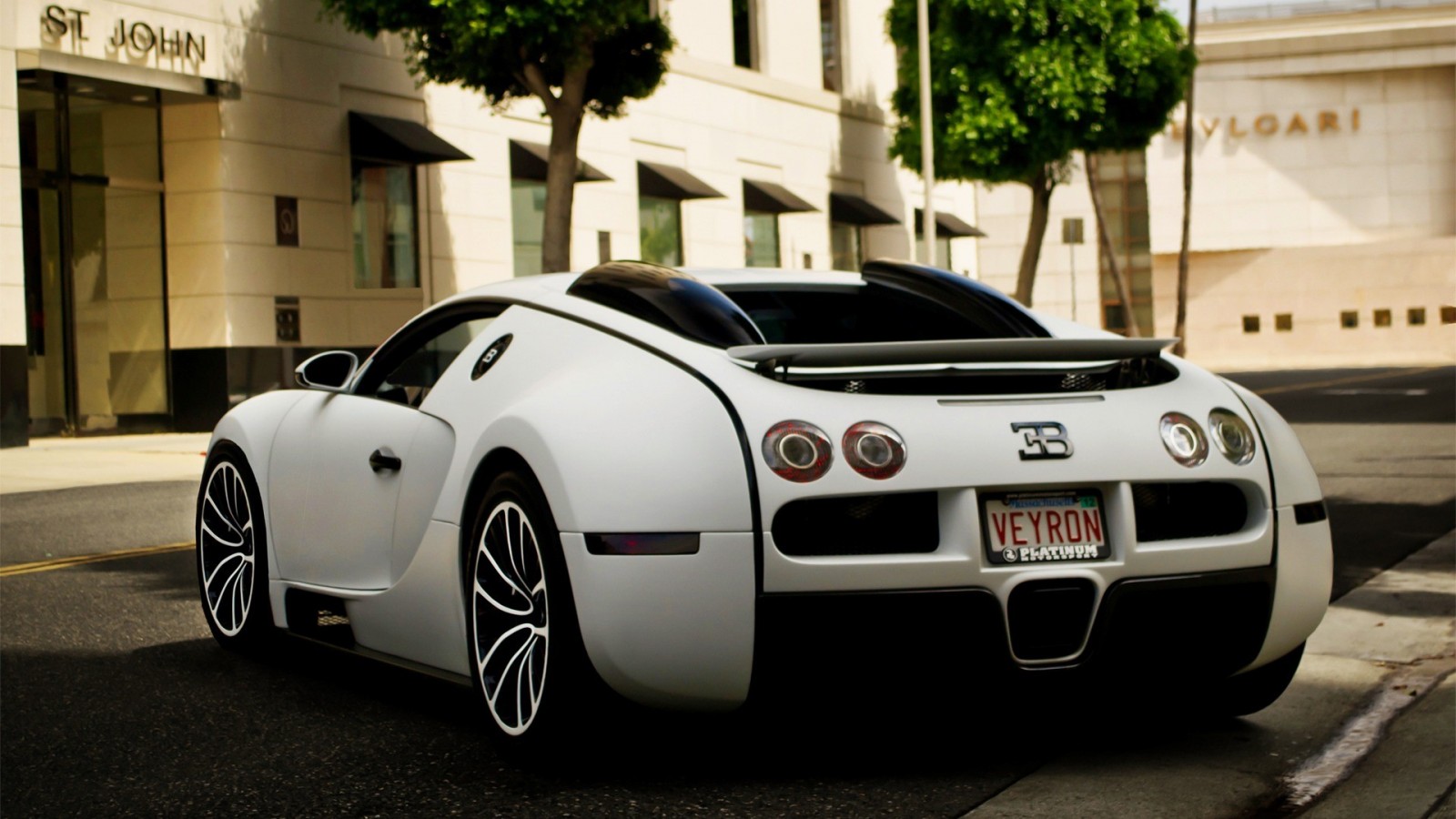 White Bugatti Veyron parked on a city street HD Wallpaper