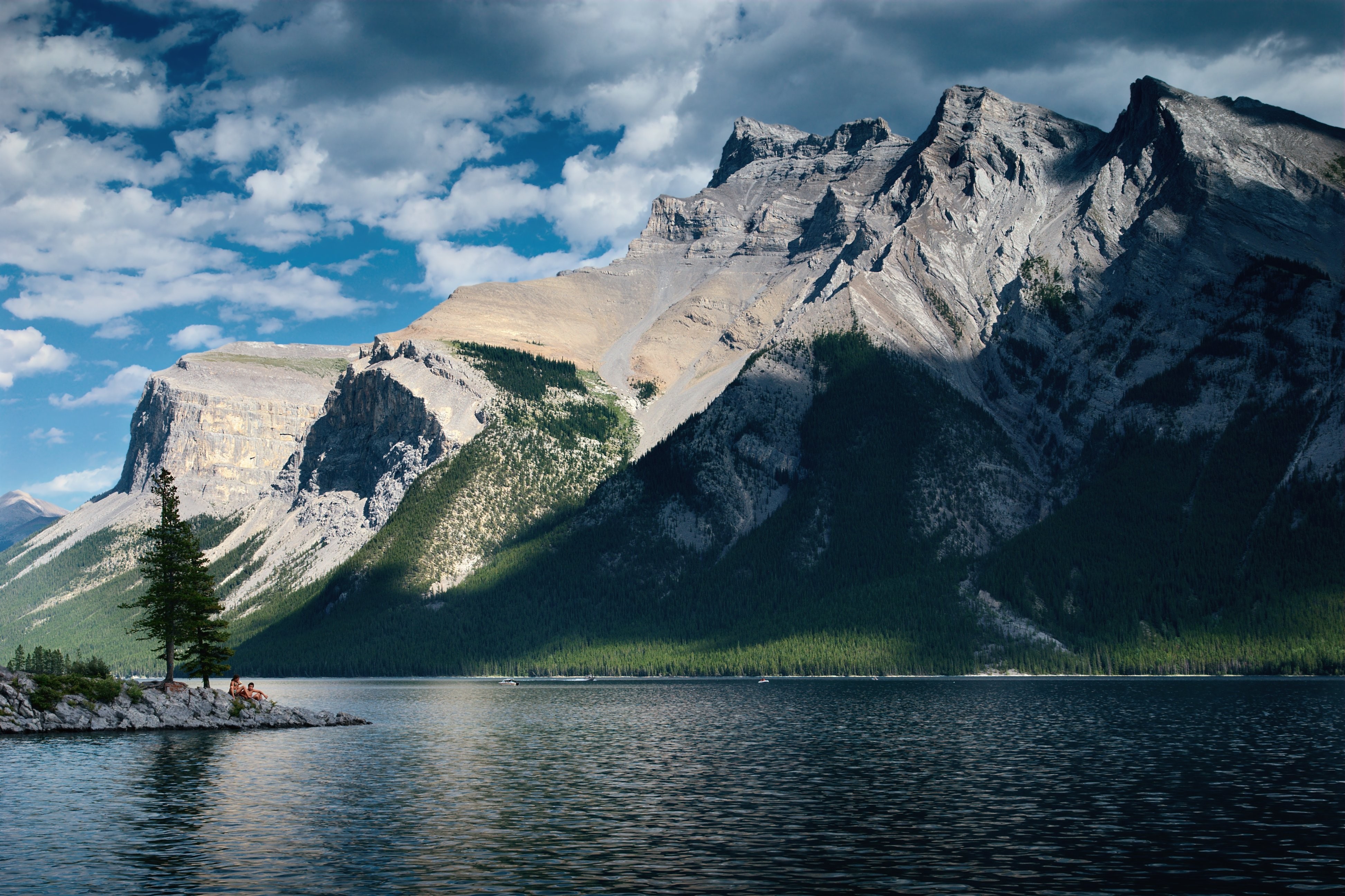 Lake and Mountains in Banff National Park HD Wallpaper