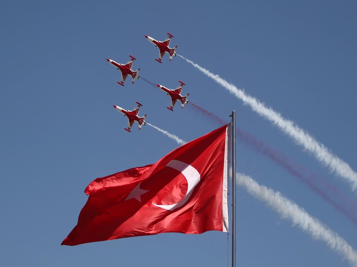 Turkish Stars aerobatic team flies over Turkish flag HD Wallpaper