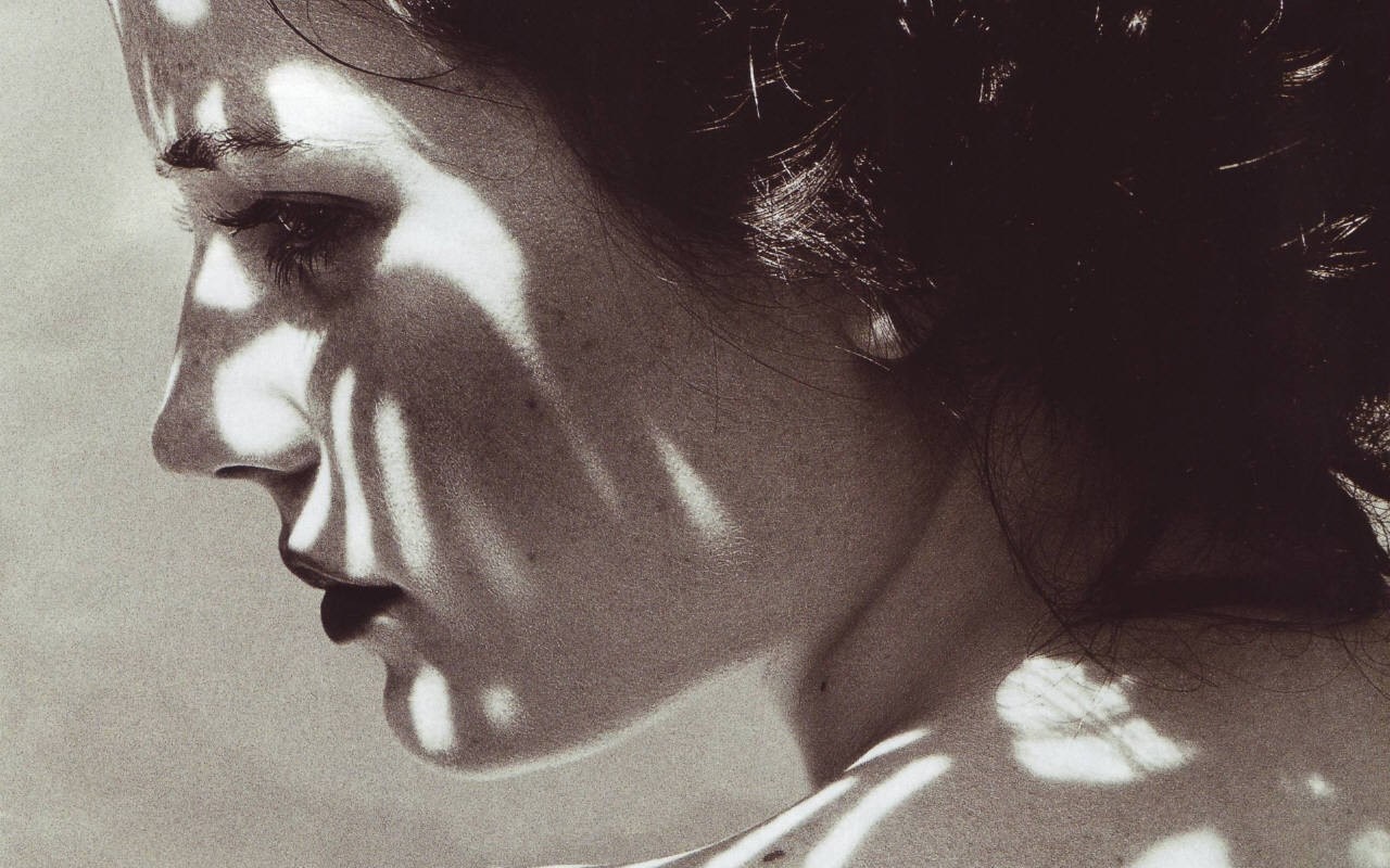 Monochrome portrait of Eva Green in profile HD Wallpaper