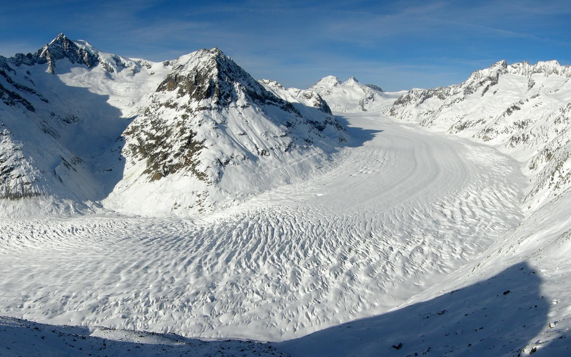 Snowy mountain range with a large glacier HD Wallpaper