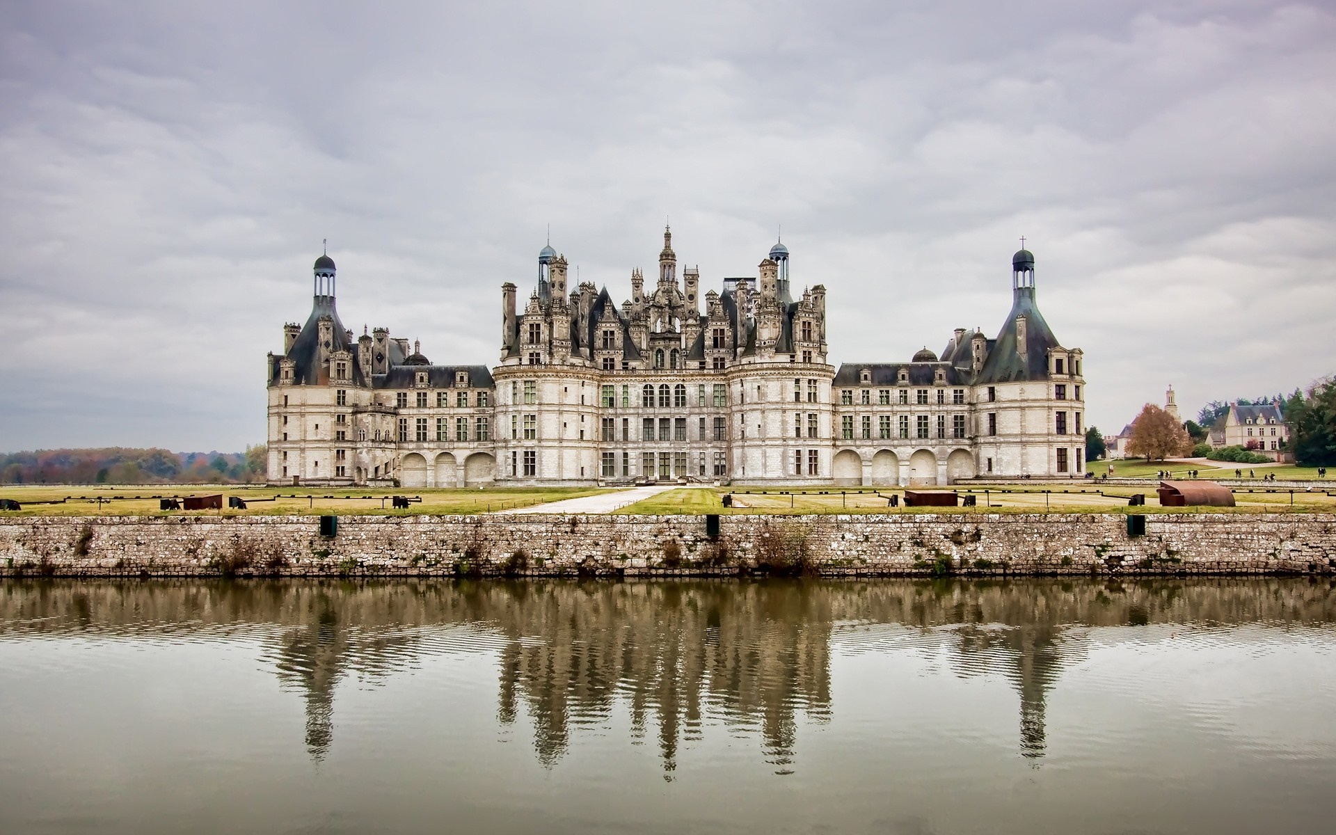Château de Chambord reflected in the river HD Wallpaper