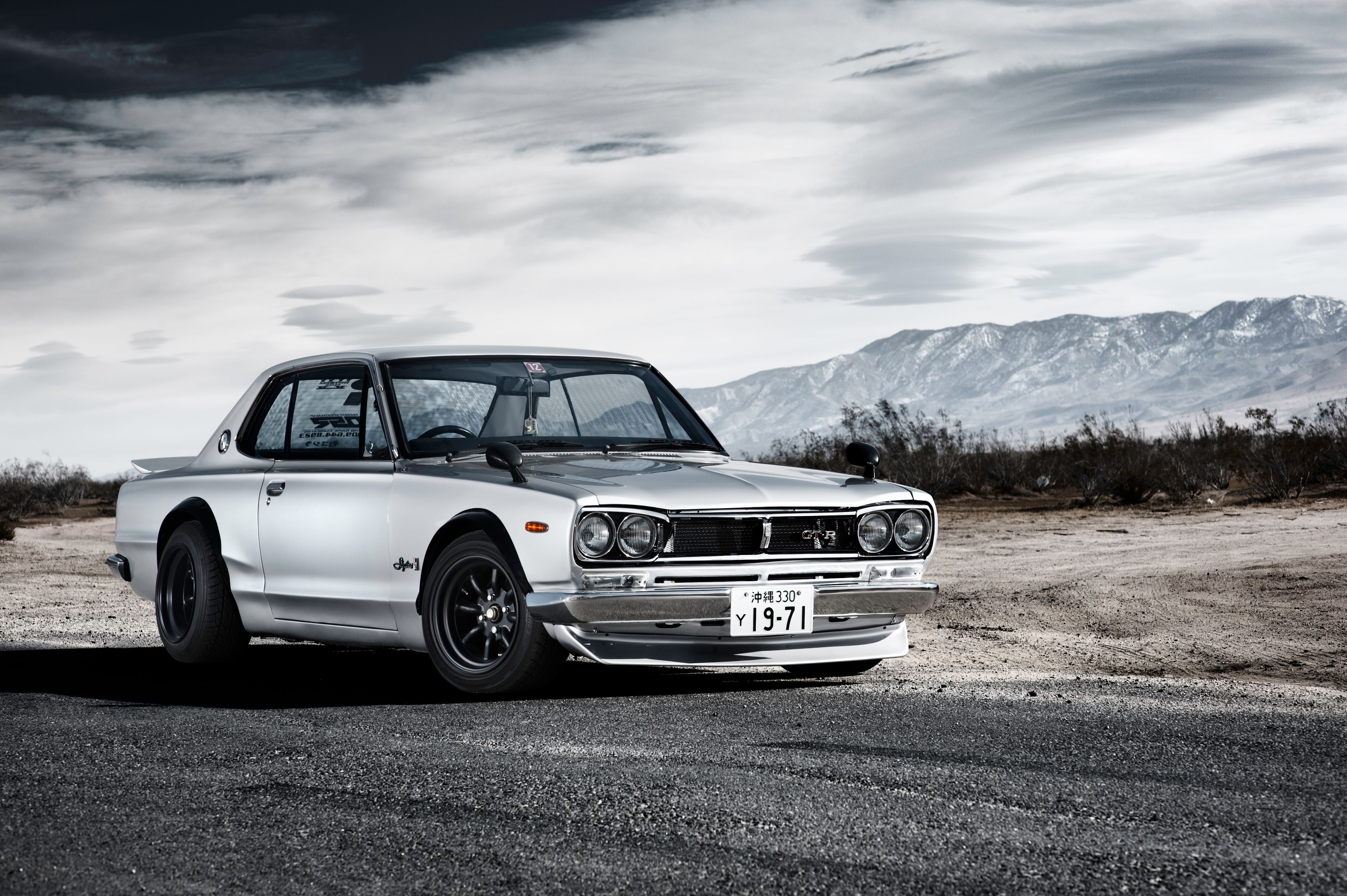 Silver Nissan Skyline Hakosuka 2000GT in desert landscape HD Wallpaper