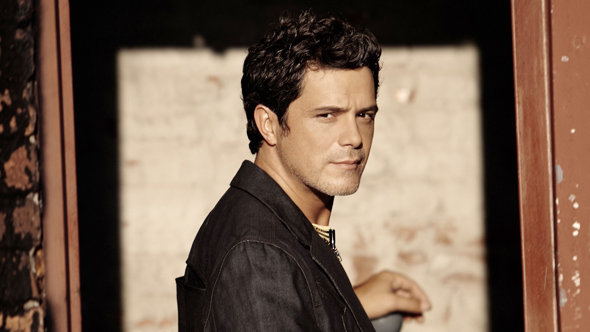 Man in a dark jacket HD Wallpaper