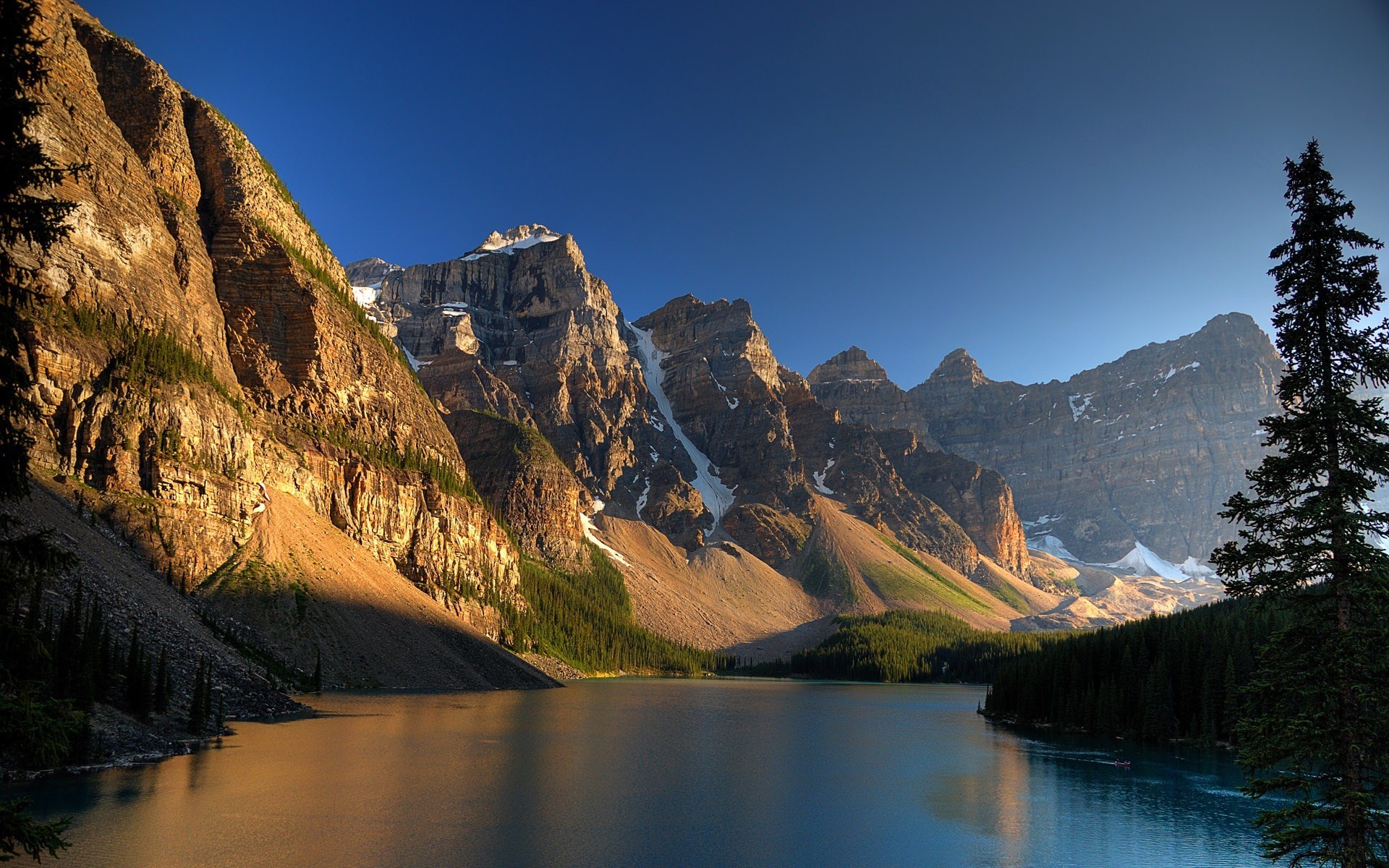 Moraine Lake and Mountains in Banff National Park HD Wallpaper