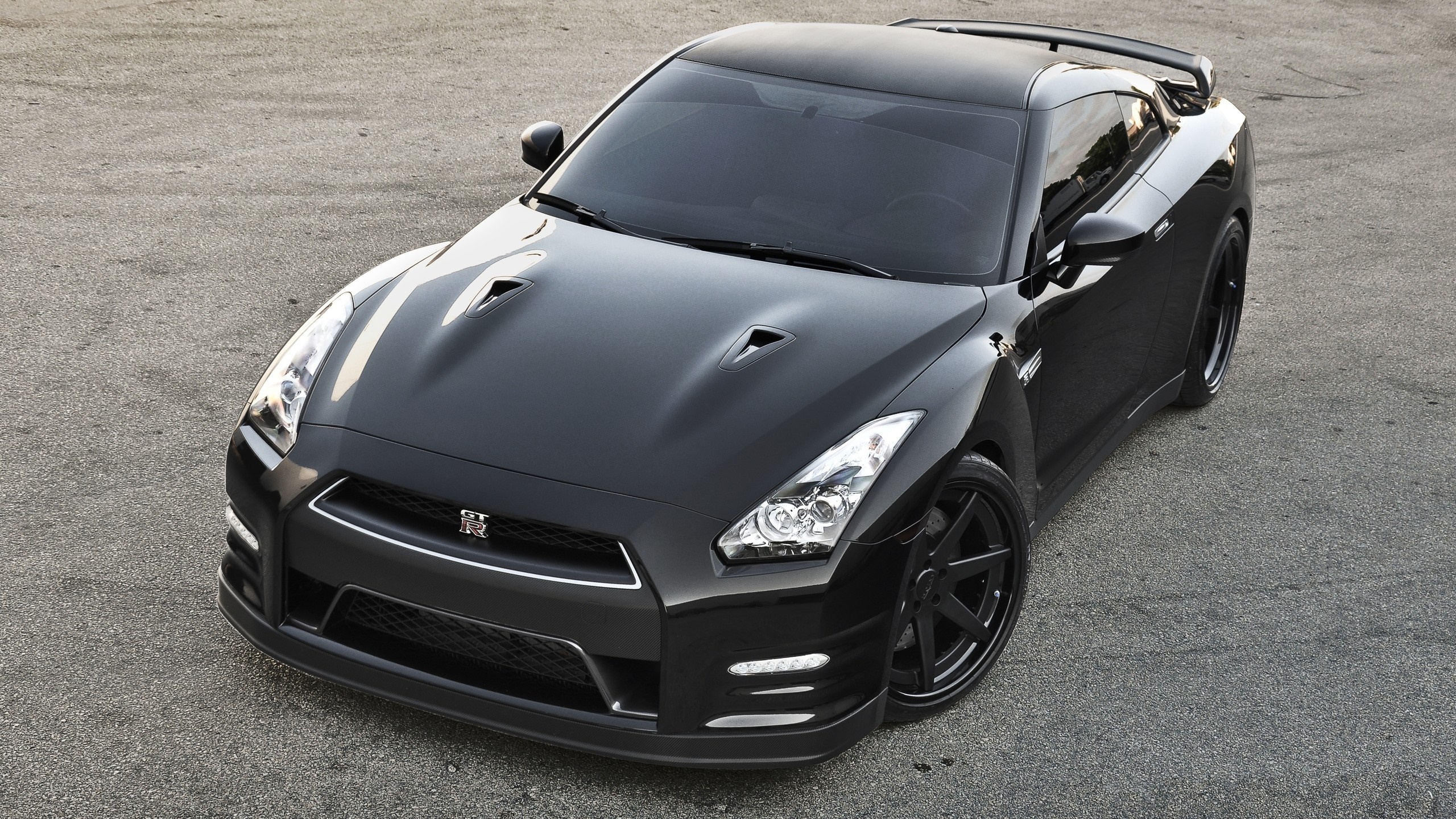 Black Nissan GT-R parked on asphalt HD Wallpaper