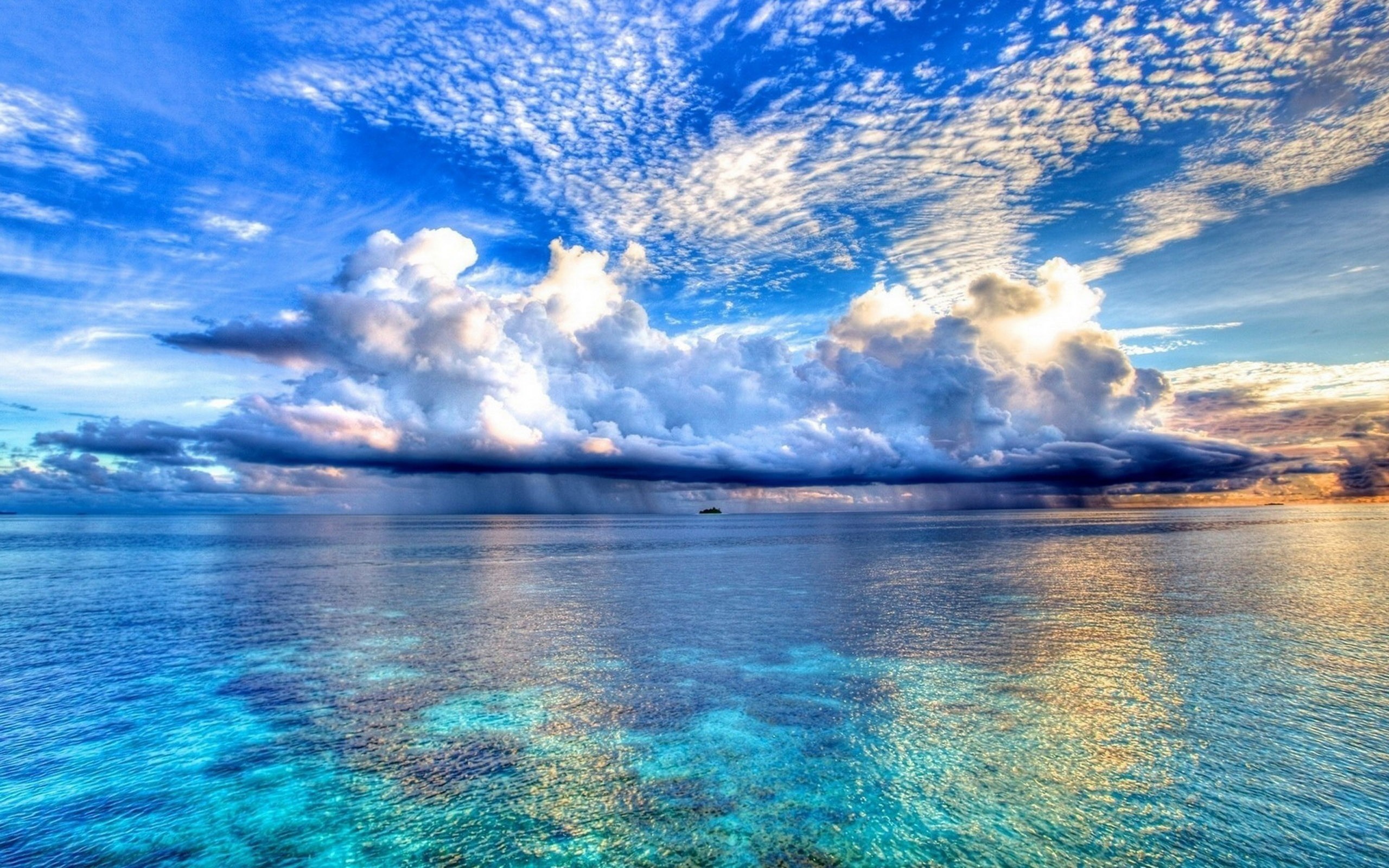 Ocean with dramatic clouds and sunlight HD Wallpaper