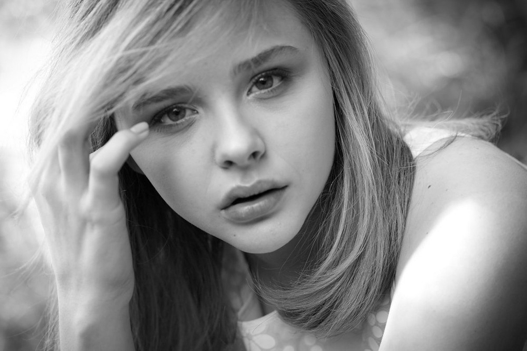 Black and white portrait of Chloe Grace Moretz HD Wallpaper