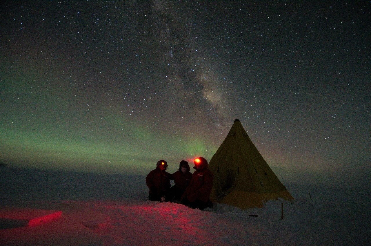 People camping under the Milky Way and Aurora HD Wallpaper