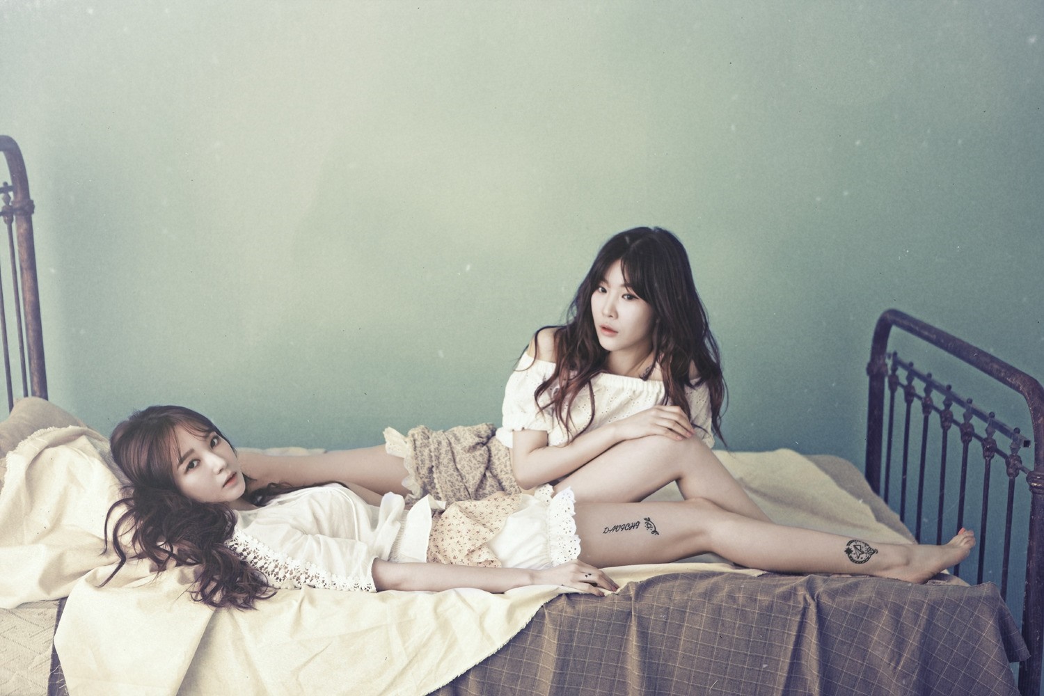Davichi K-pop duo posing on a bed HD Wallpaper