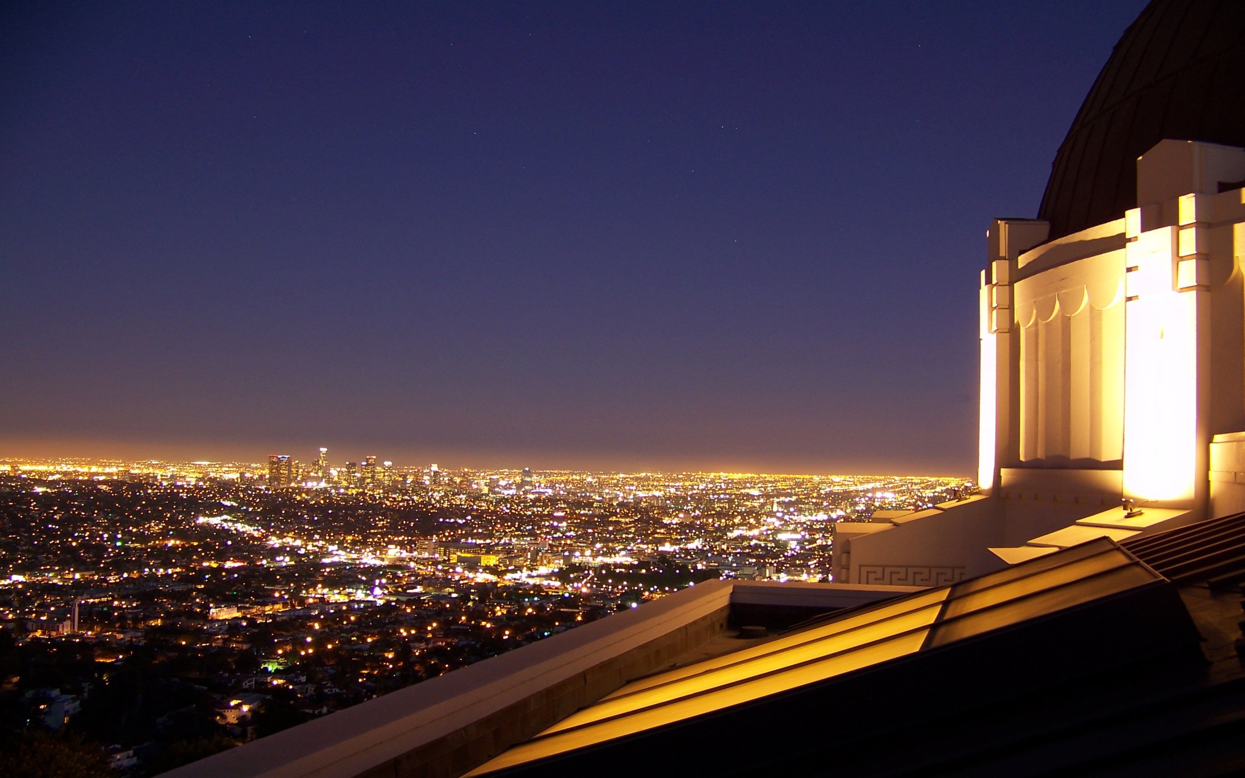 Griffith Observatory overlooking Los Angeles at night HD Wallpaper