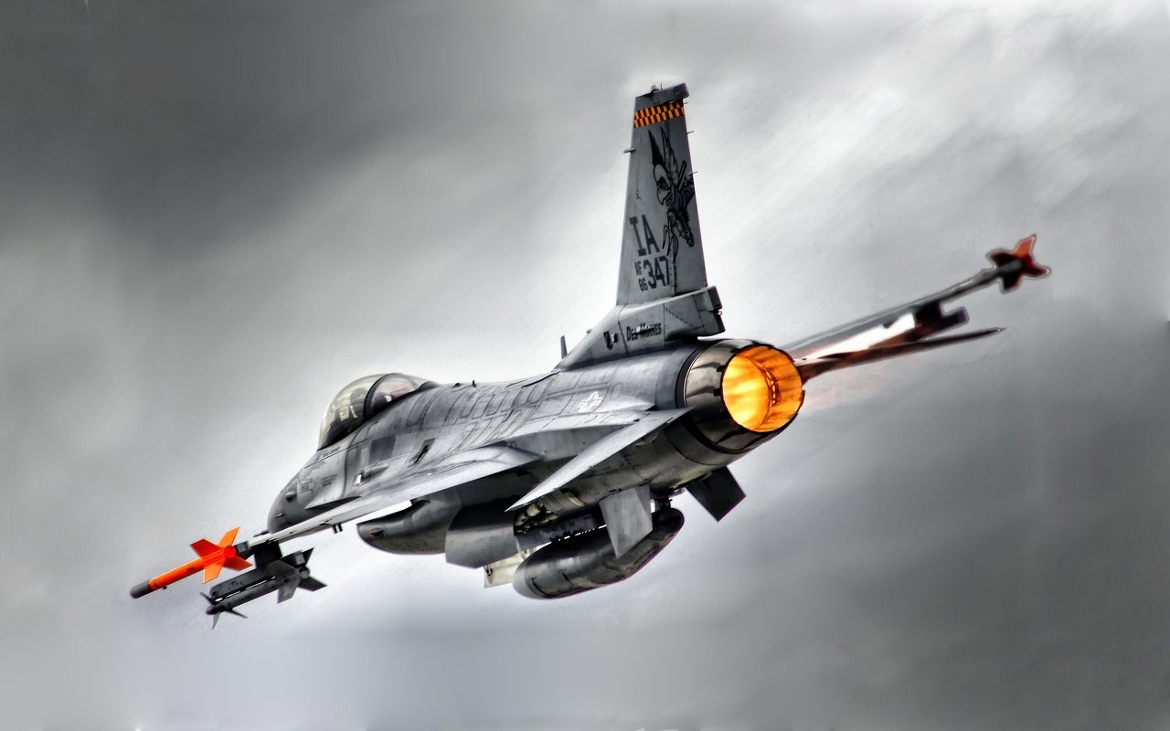 General Dynamics F-16 Fighting Falcon in flight HD Wallpaper
