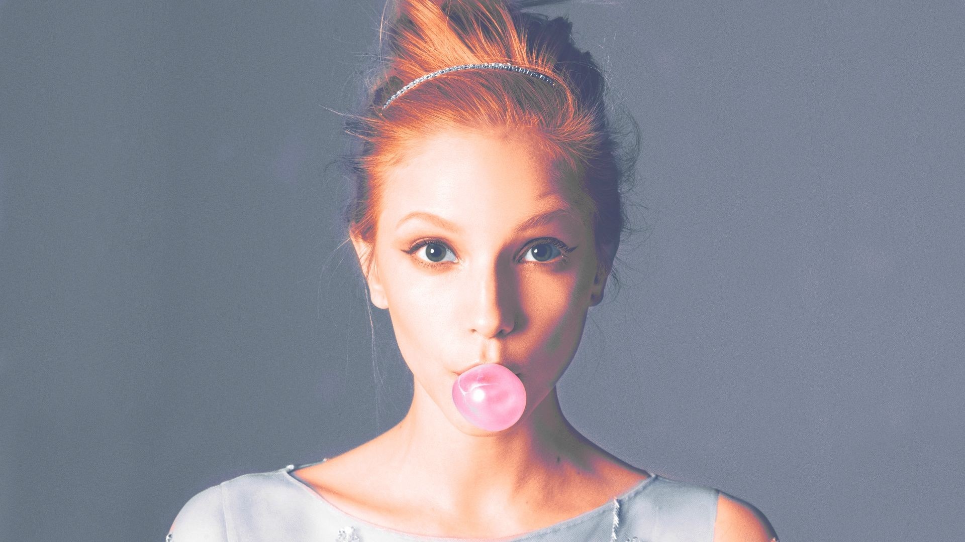Dorothea Barth Jorgensen blowing pink bubblegum HD Wallpaper
