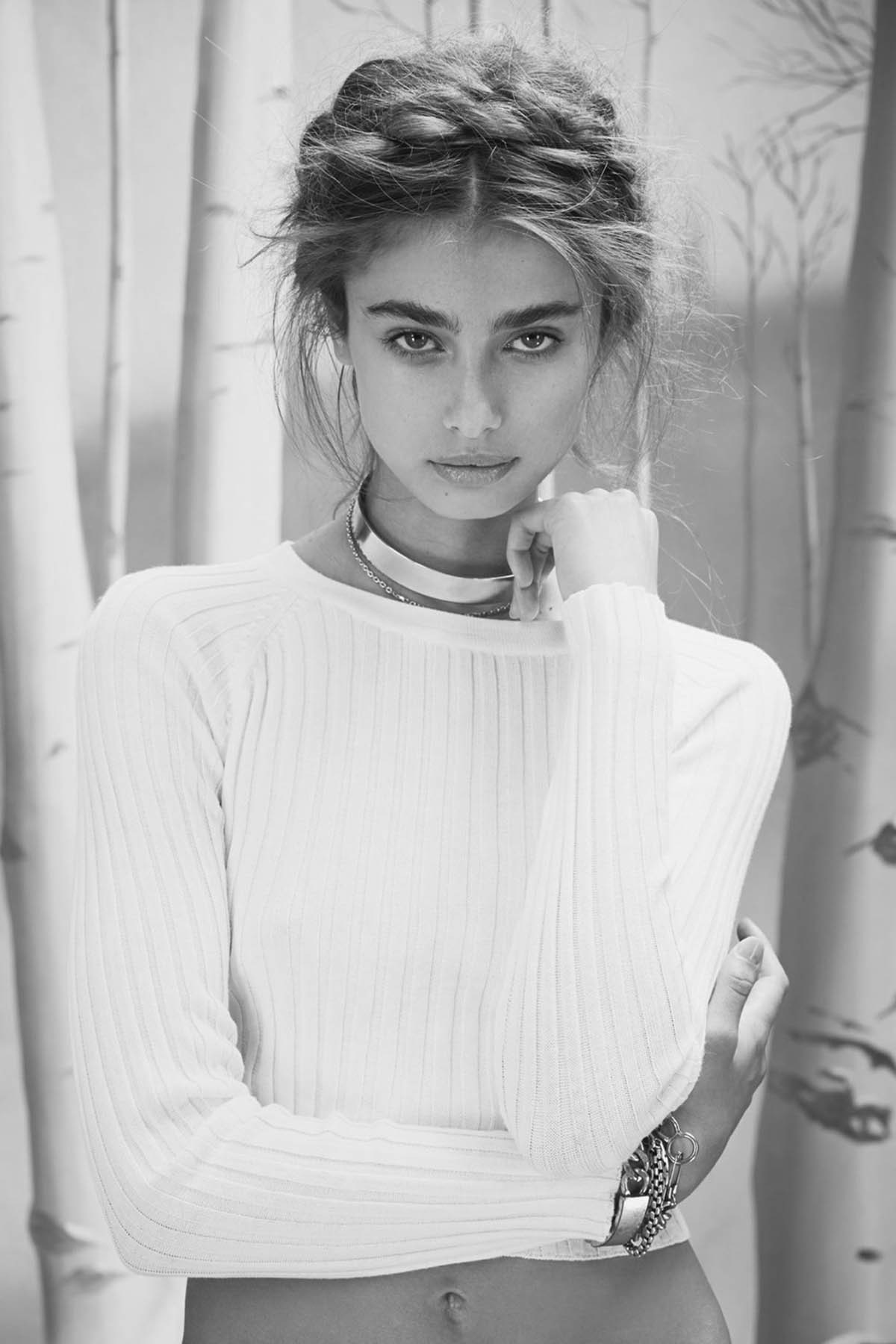 Taylor Marie Hill in monochrome portrait HD Wallpaper