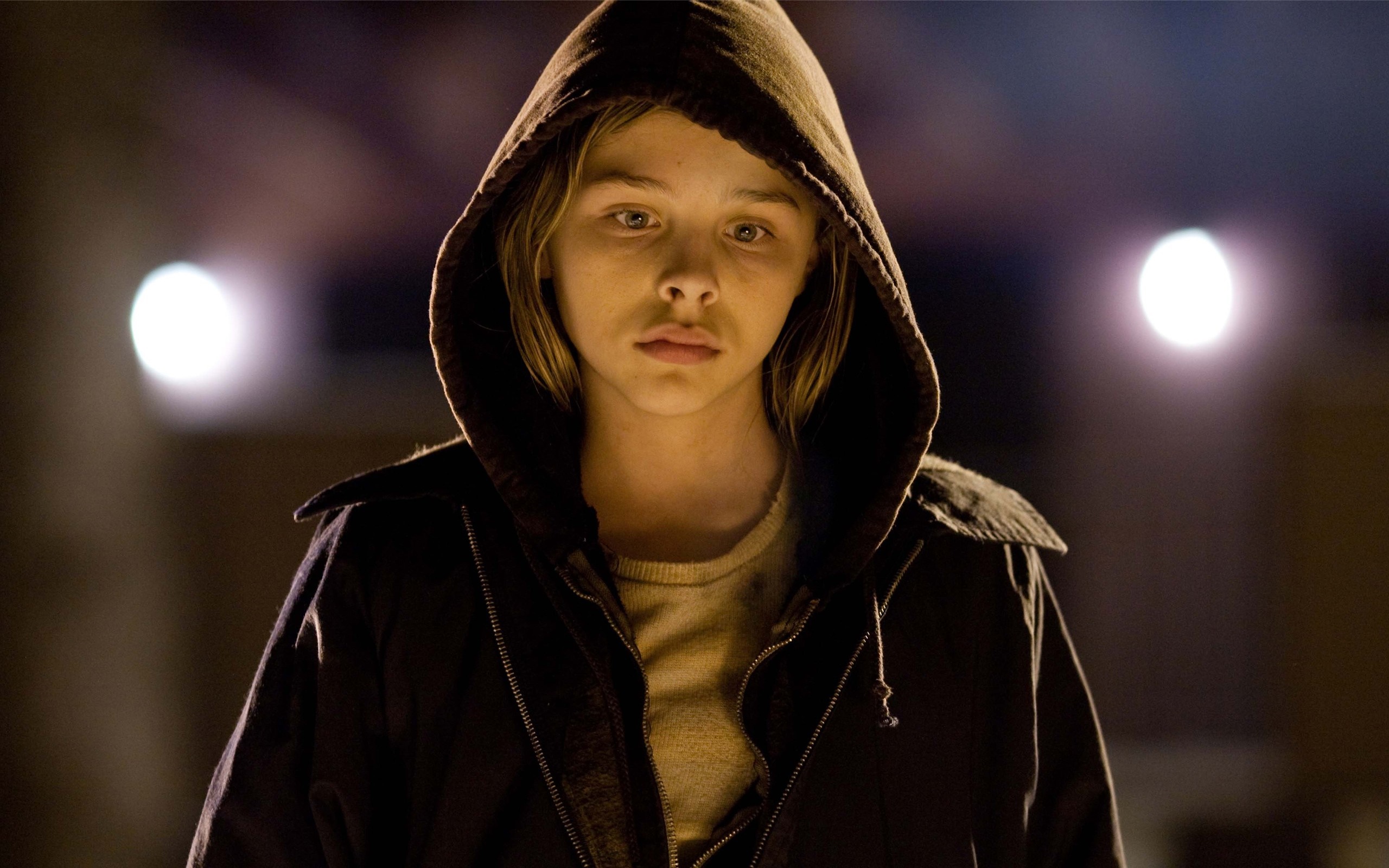Chloë Grace Moretz wearing a hoodie HD Wallpaper
