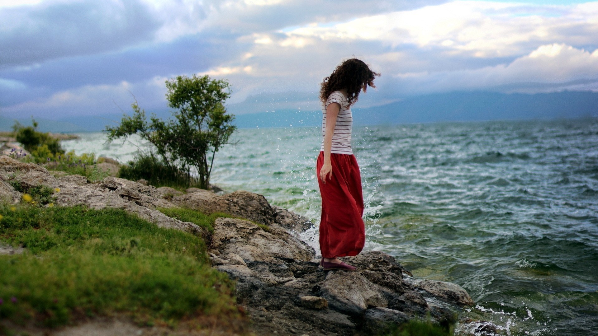 Woman in red skirt by the sea HD Wallpaper