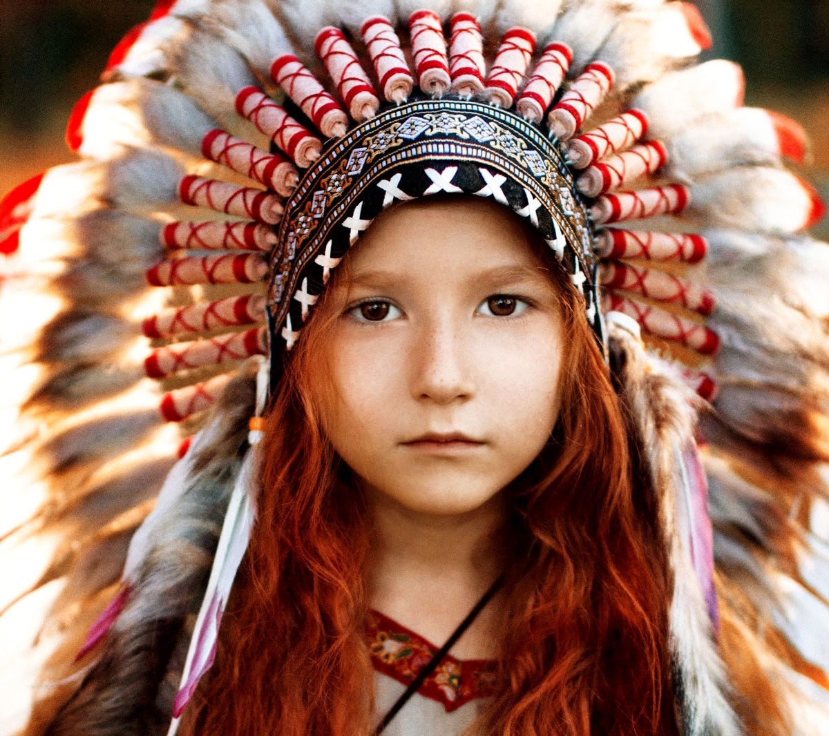 Girl wearing a Native American headdress HD Wallpaper