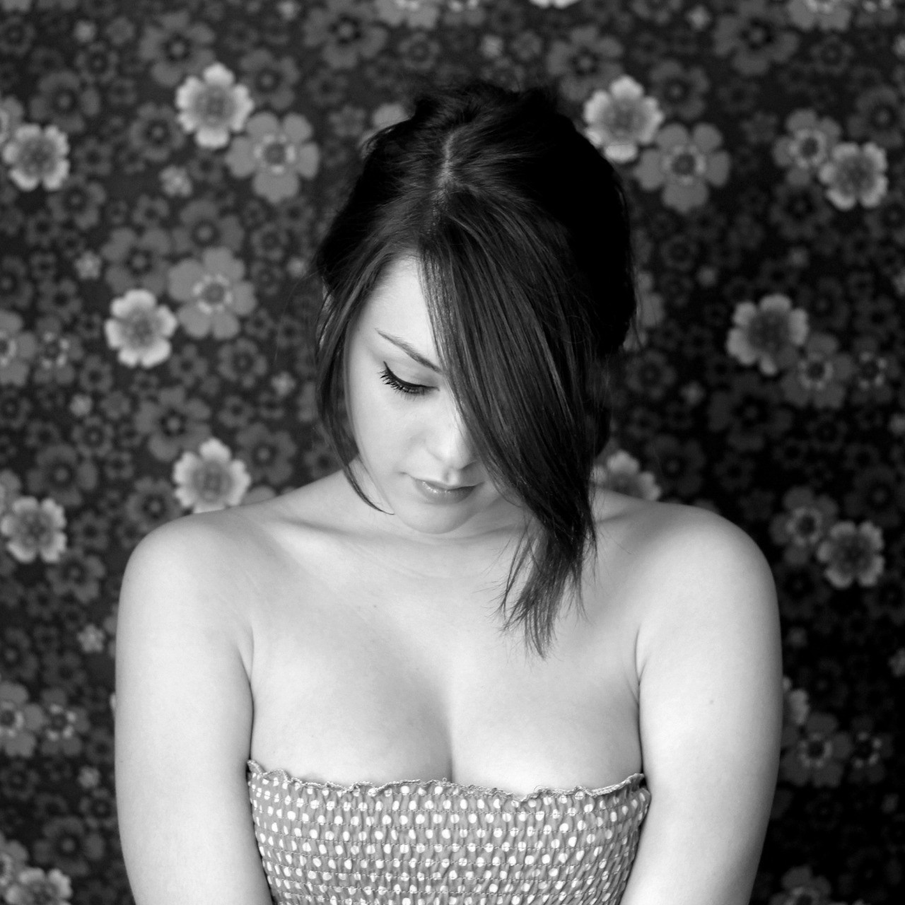 Monochrome portrait of a woman with dark hair HD Wallpaper