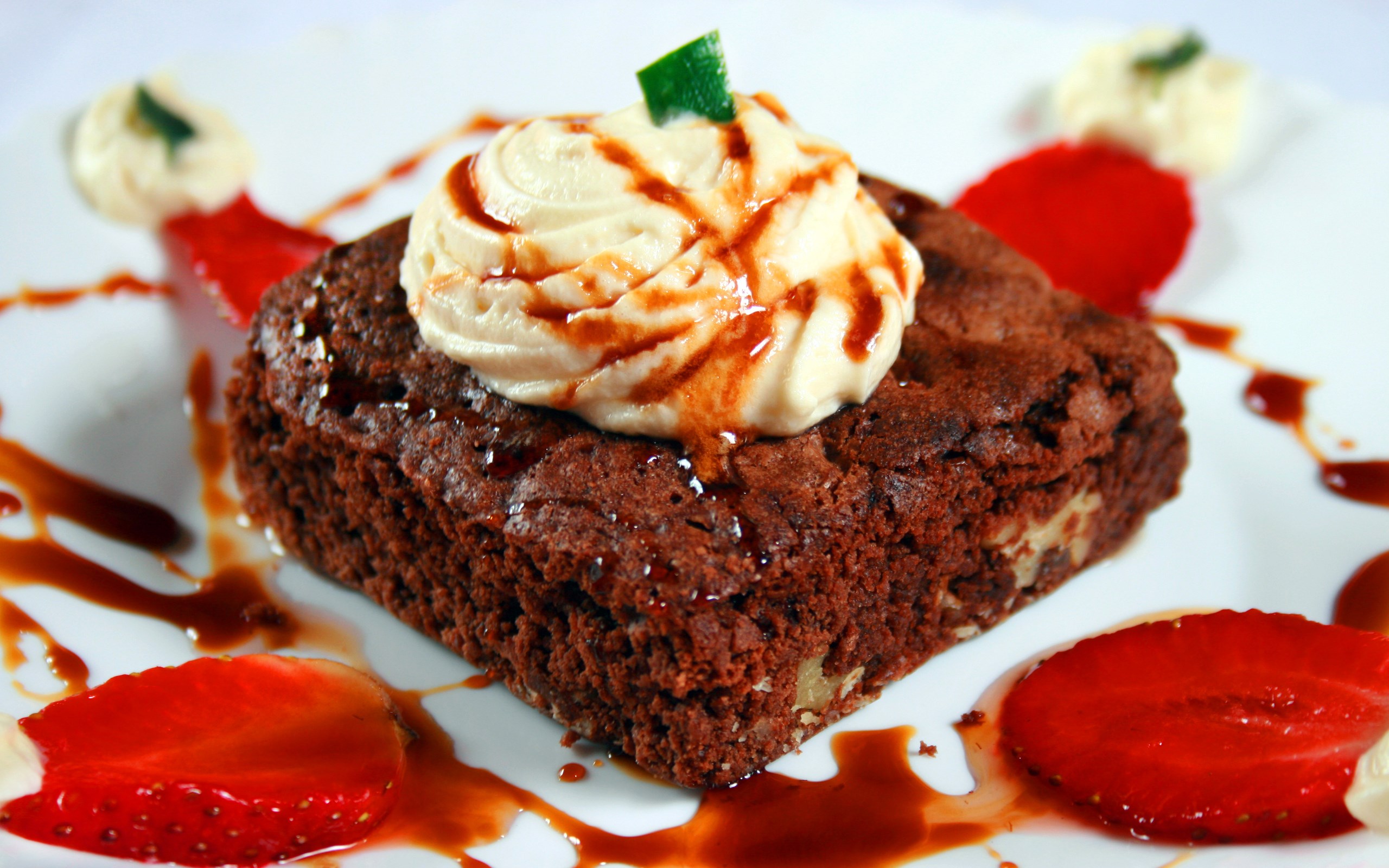 Chocolate brownie with whipped cream and strawberries HD Wallpaper