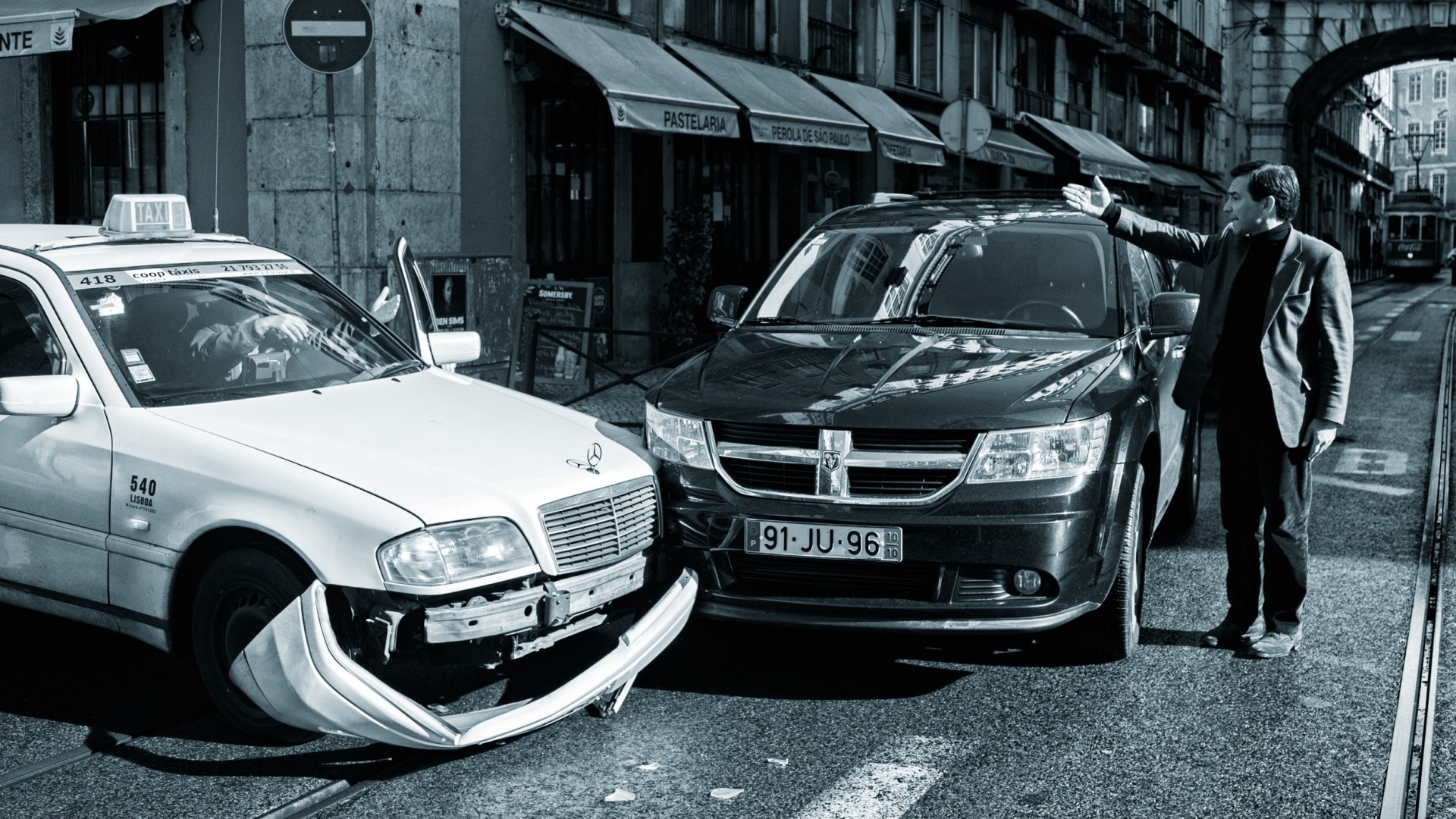 Man gestures at damaged Mercedes taxi and Dodge SUV after crash HD Wallpaper