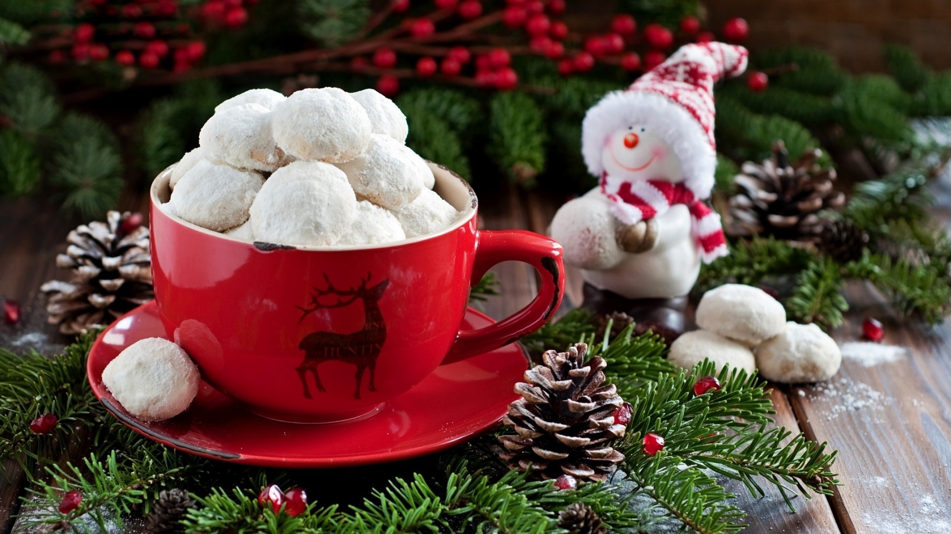 Christmas cookies in a red mug with a snowman decoration HD Wallpaper