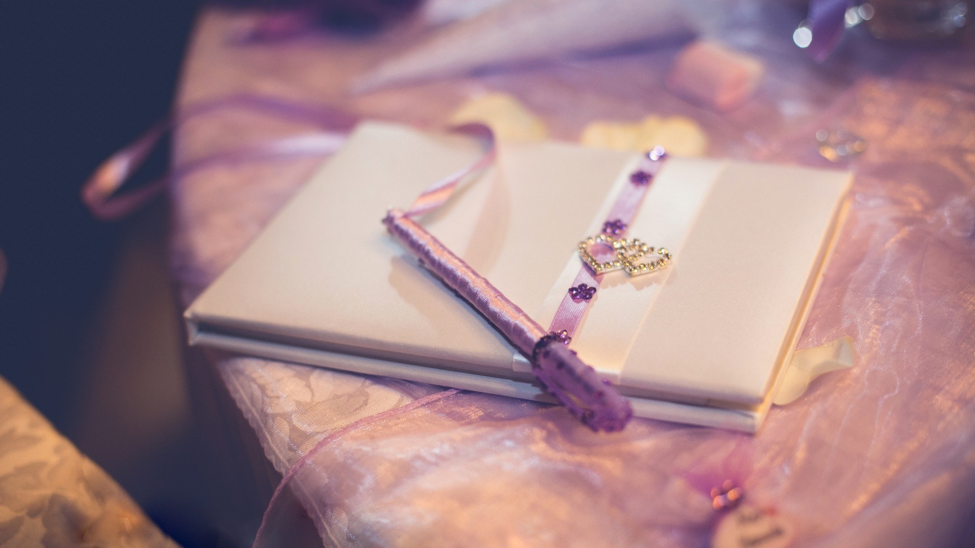 White guest book with purple pen and heart charm HD Wallpaper