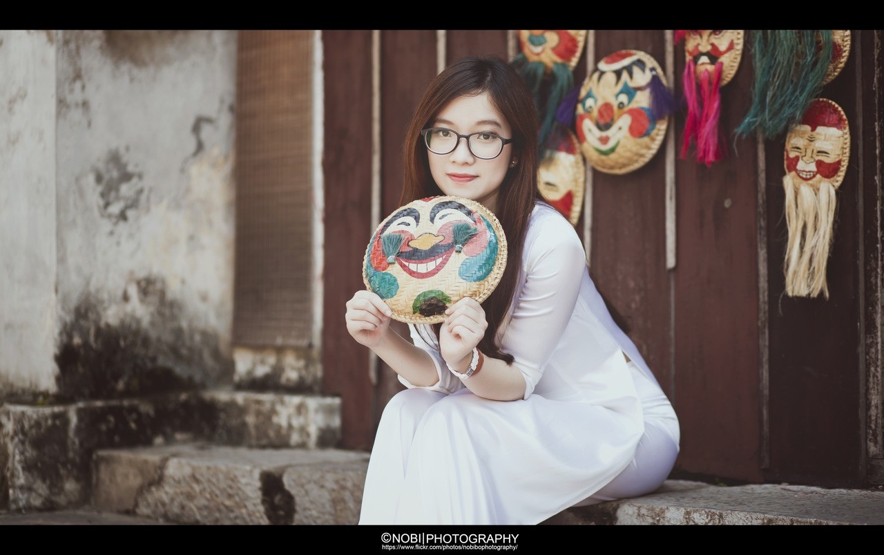 Vietnamese woman holding a traditional mask HD Wallpaper