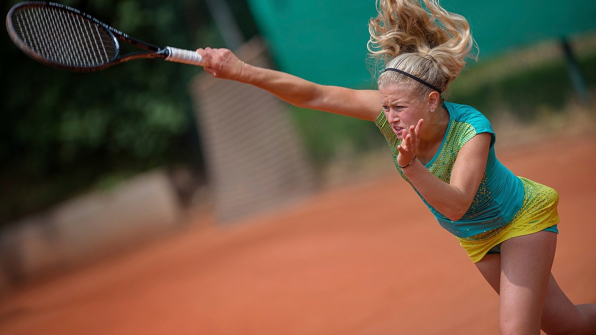 Woman playing tennis on a clay court HD Wallpaper