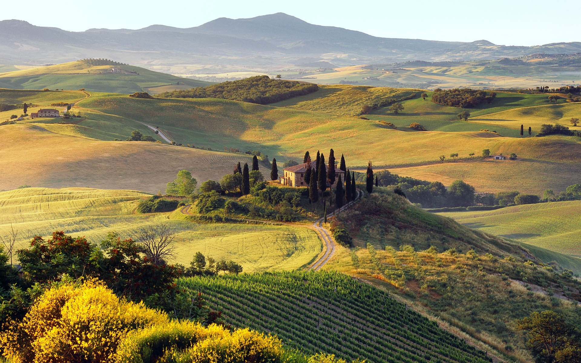 Tuscan landscape with rolling hills and a villa HD Wallpaper
