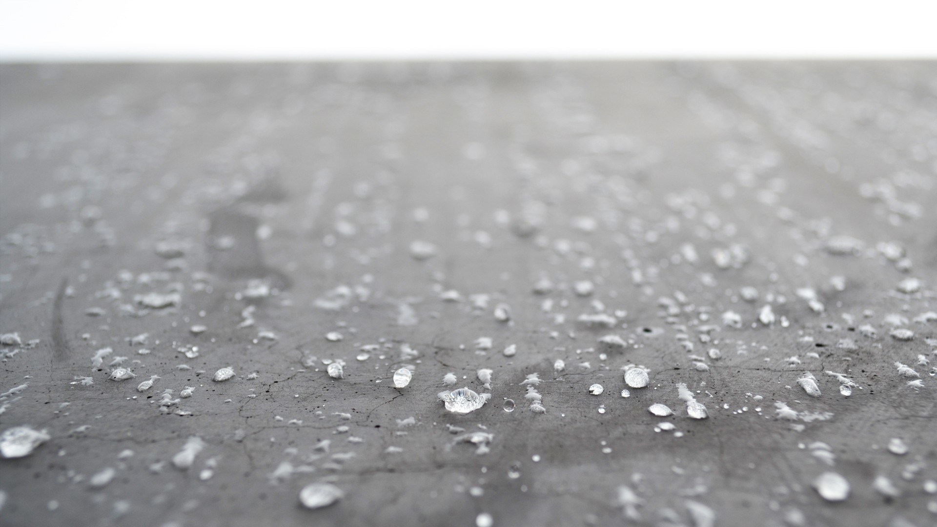 Water droplets on a dark surface HD Wallpaper