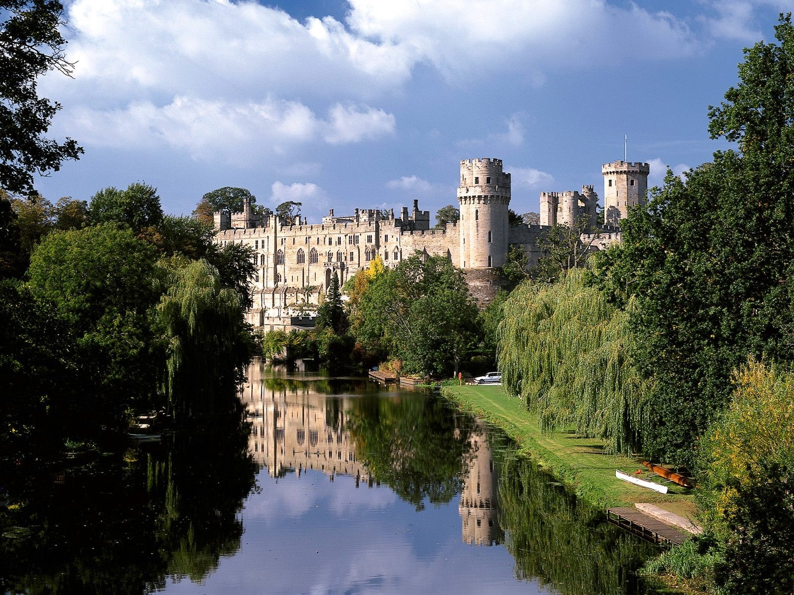 Warwick Castle reflected in the River Avon, England HD Wallpaper