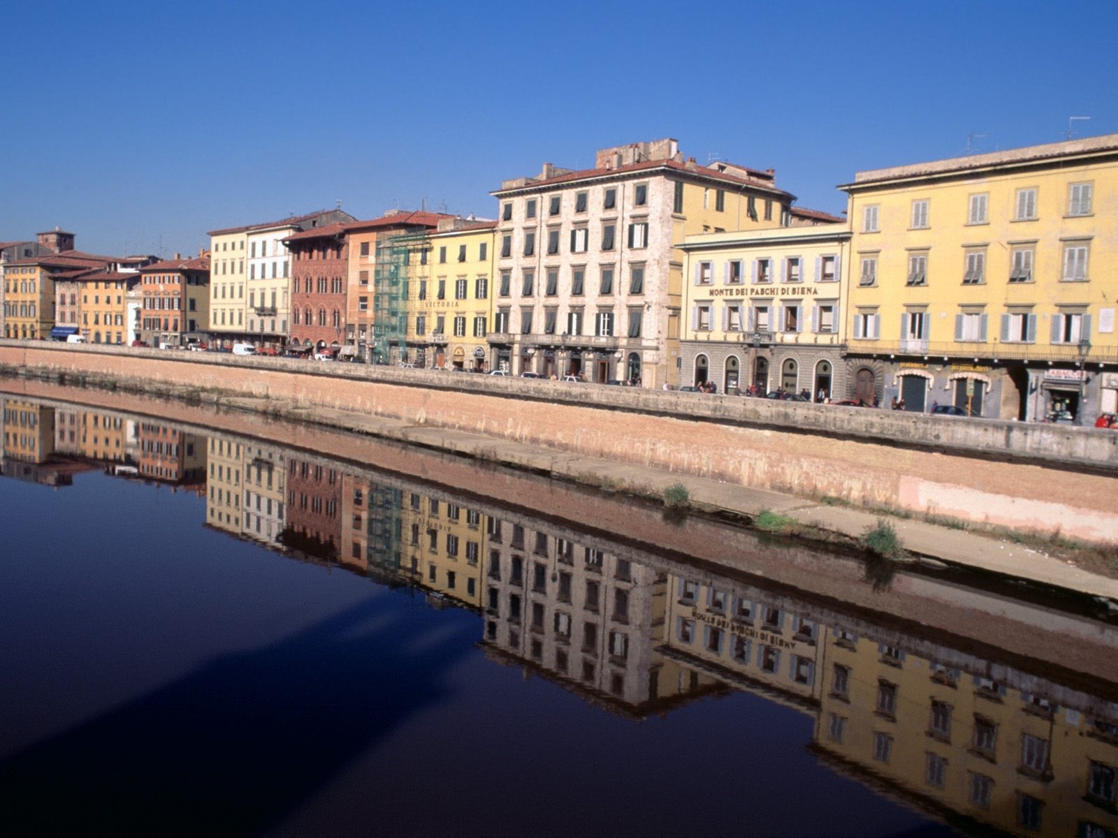 Buildings reflected in a river in Italy HD Wallpaper