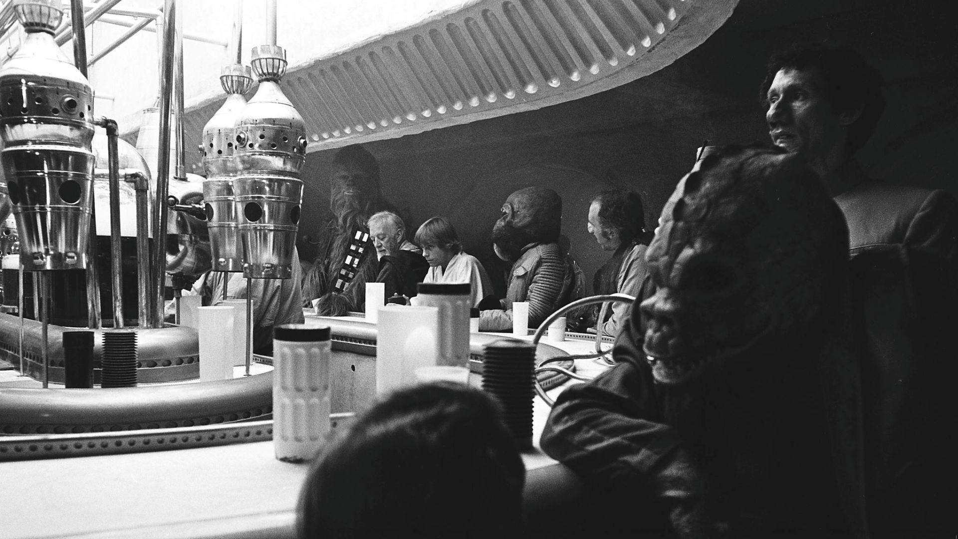 Star Wars: Cantina Scene with Aliens and Humans HD Wallpaper