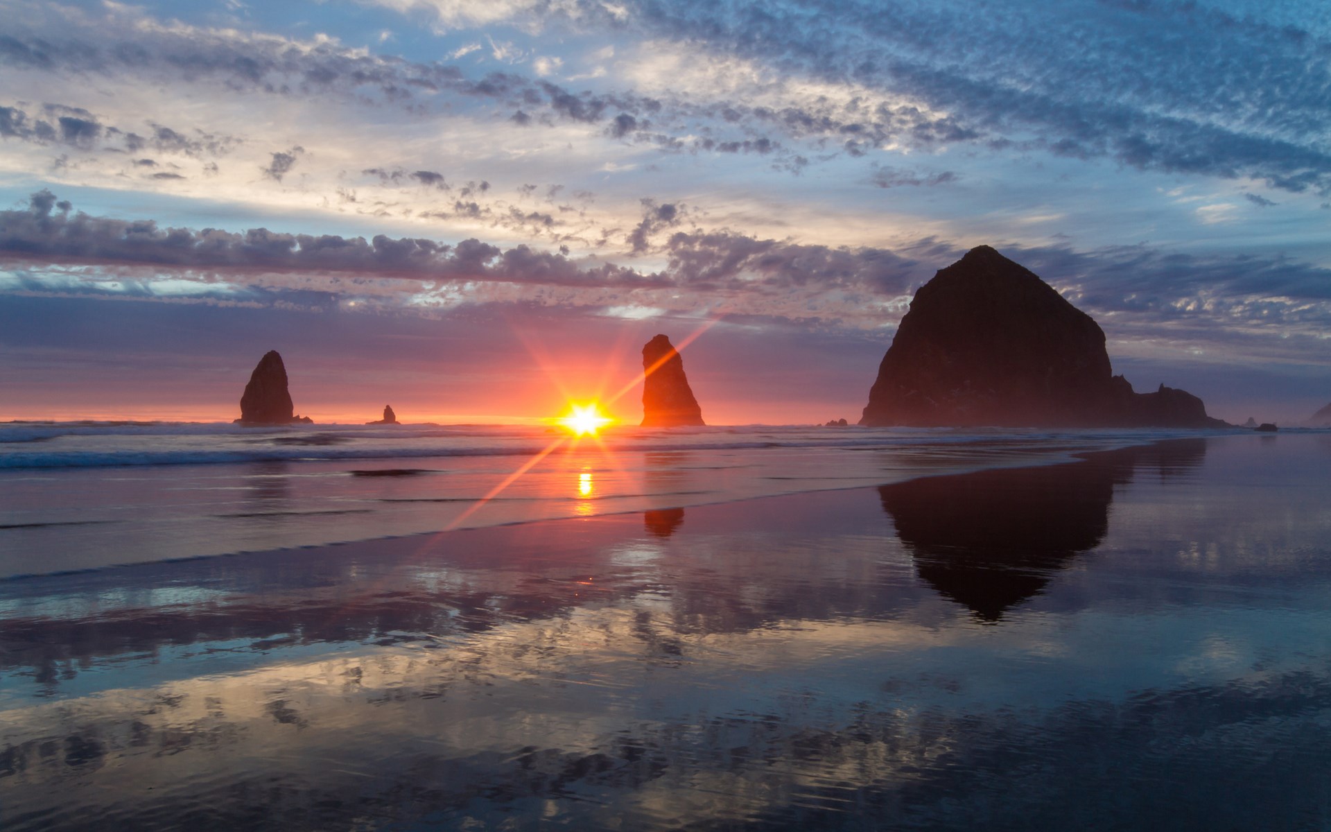 Sunset over Haystack Rock at Cannon Beach HD Wallpaper