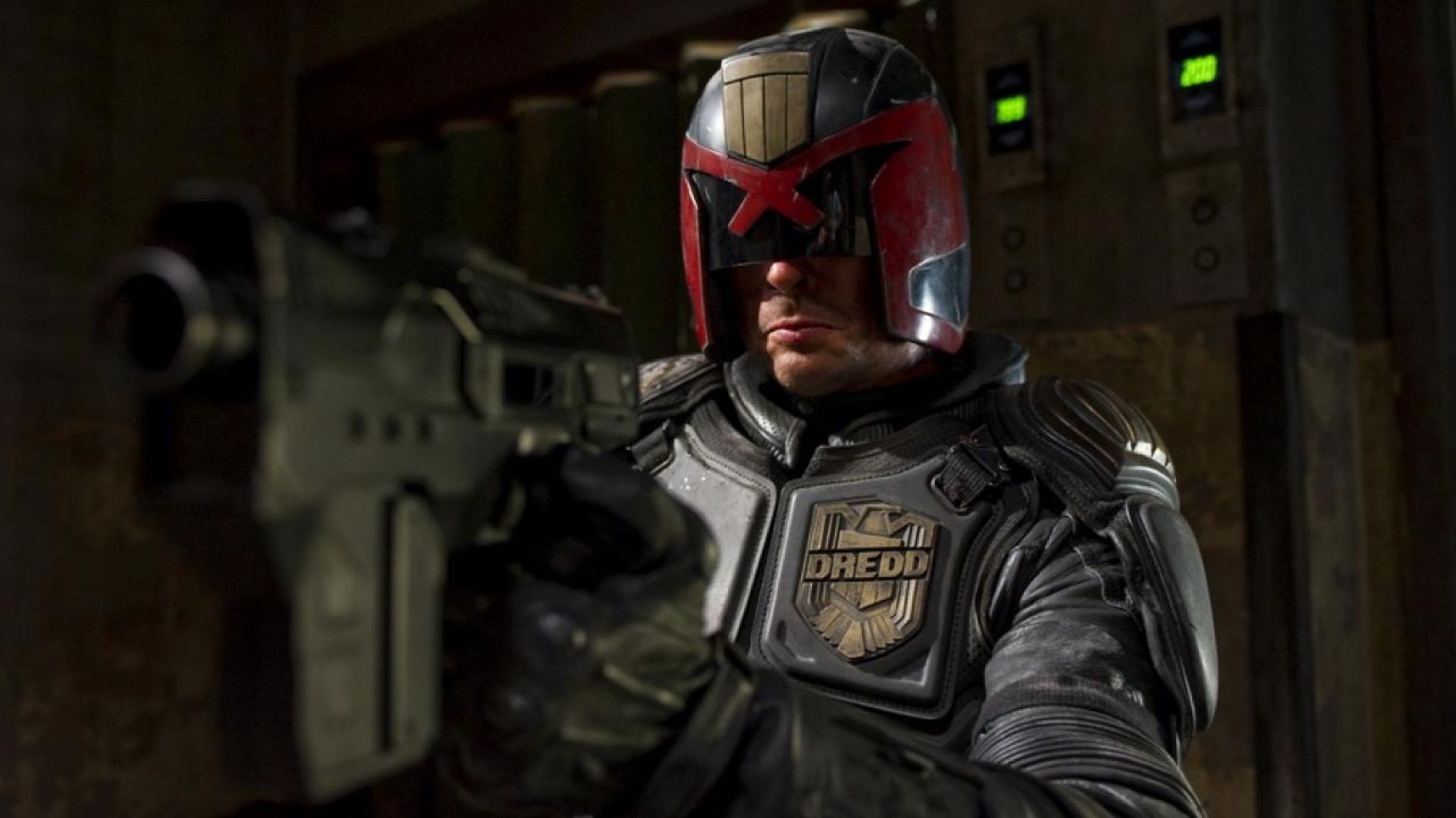 Judge Dredd holding a weapon HD Wallpaper