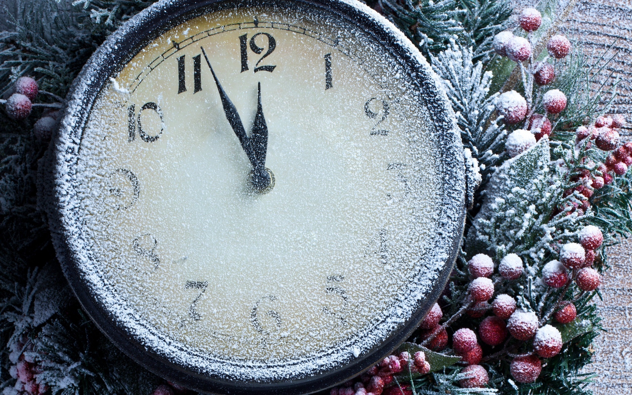 Close-up of a frosted clock with Christmas wreath HD Wallpaper