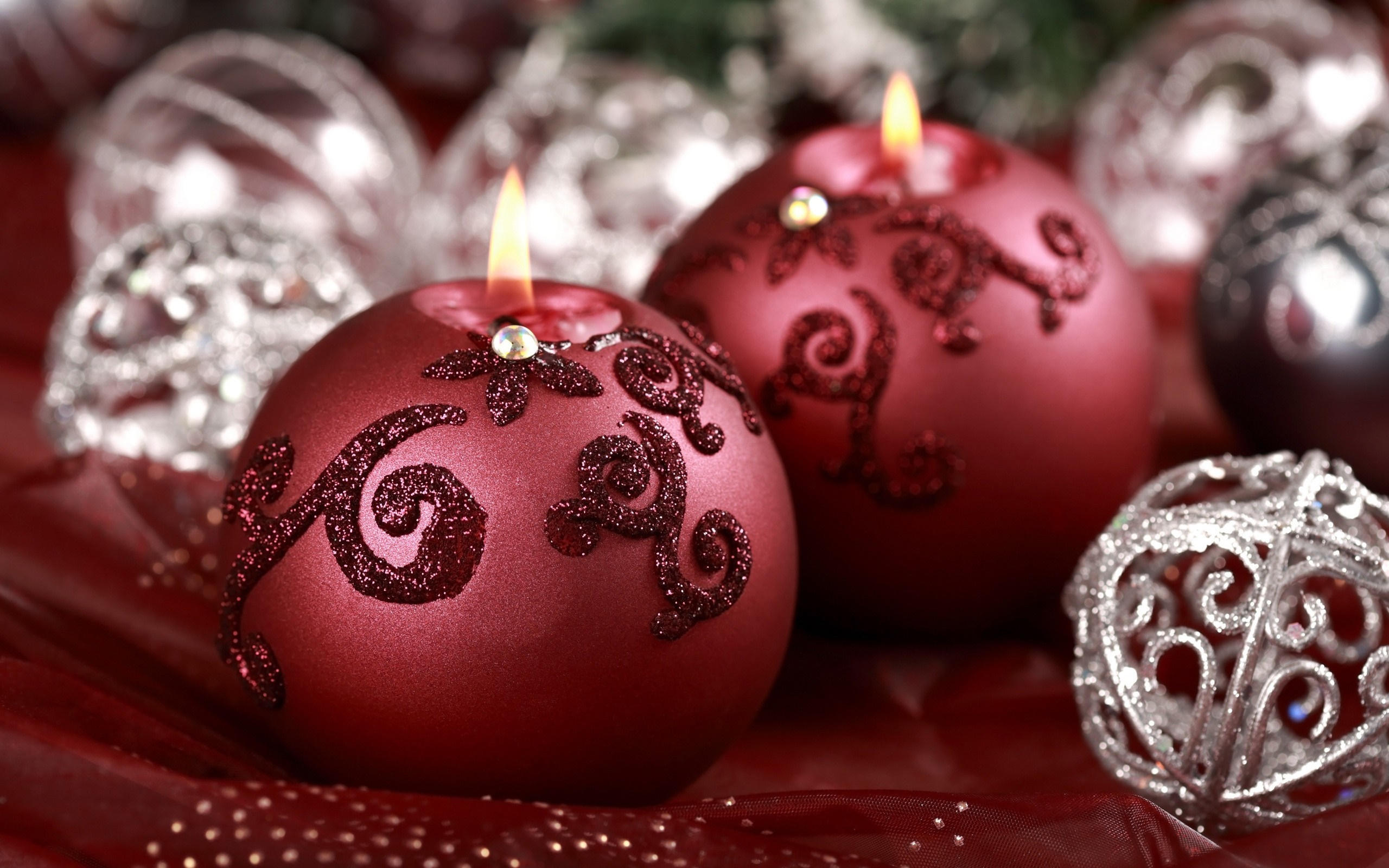 Red Christmas candles with ornaments HD Wallpaper