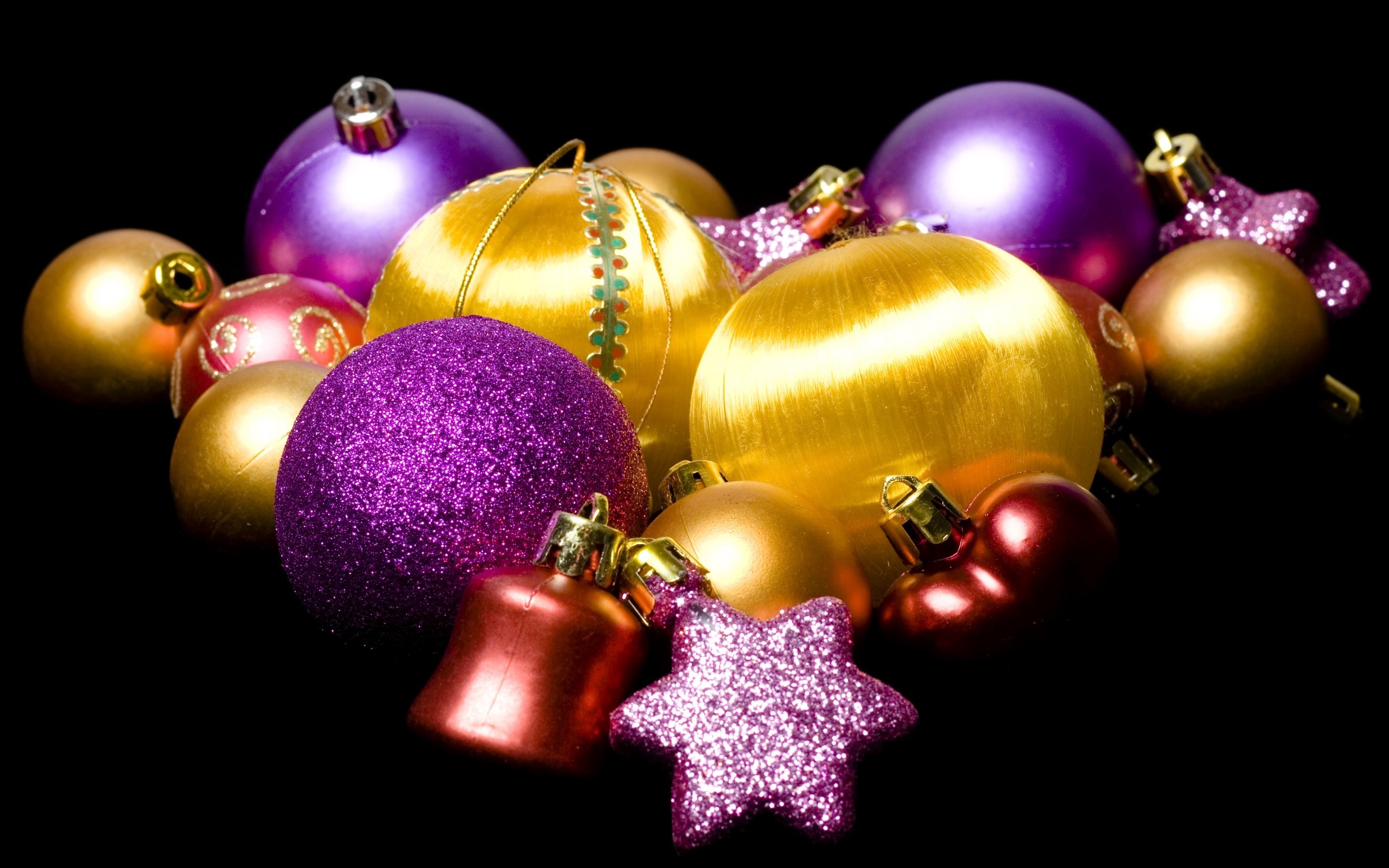 Christmas ornaments on a black background HD Wallpaper