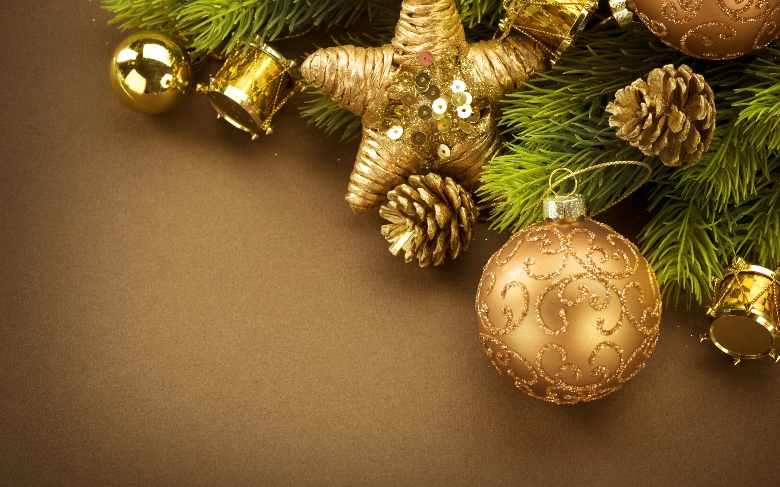 Golden Christmas Decorations and Pine Cones on Fir Branch HD Wallpaper