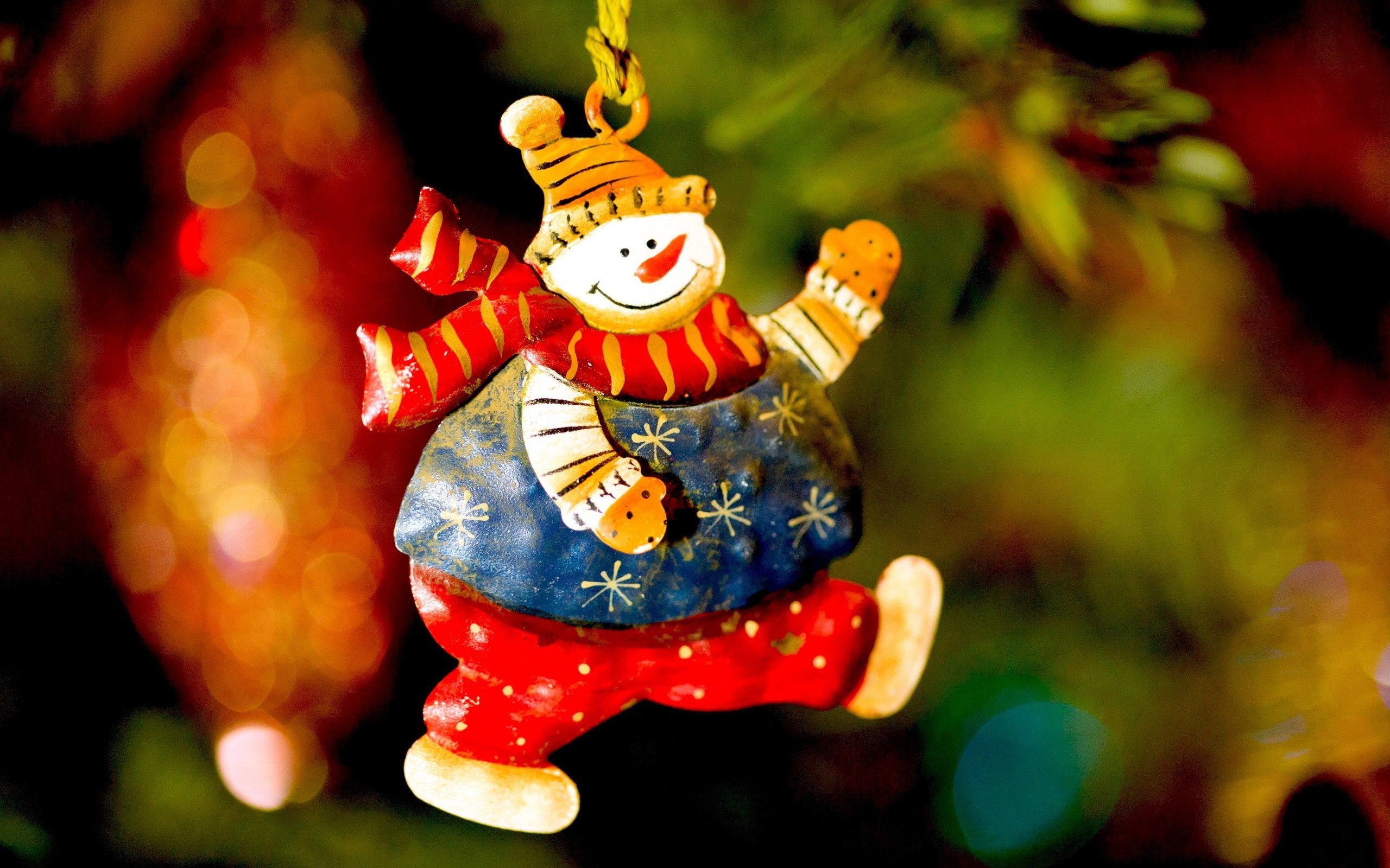Christmas snowman ornament on a tree HD Wallpaper