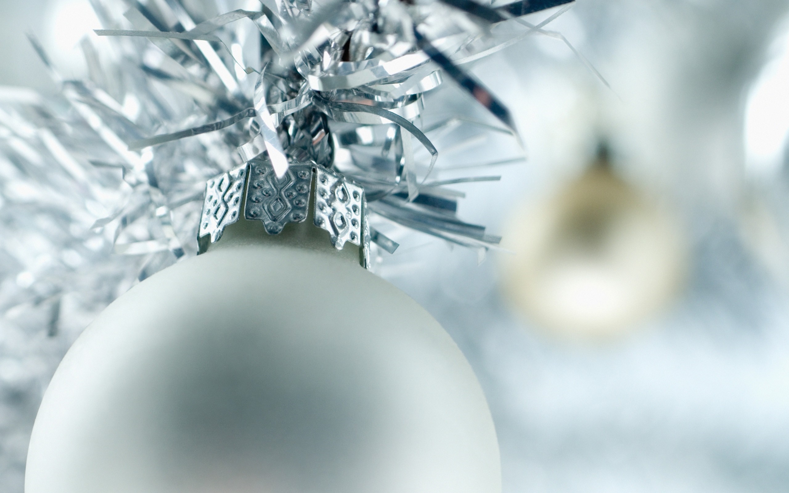 Close-up of a white Christmas ornament with silver tinsel HD Wallpaper