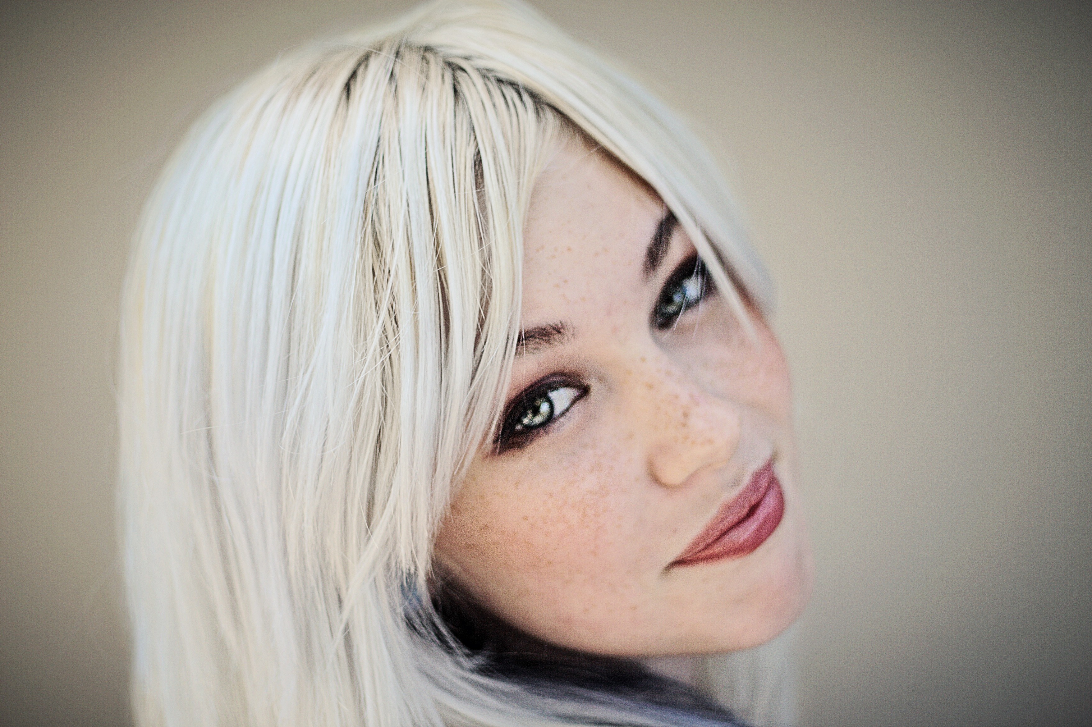 Portrait of a young woman with blonde hair and freckles HD Wallpaper
