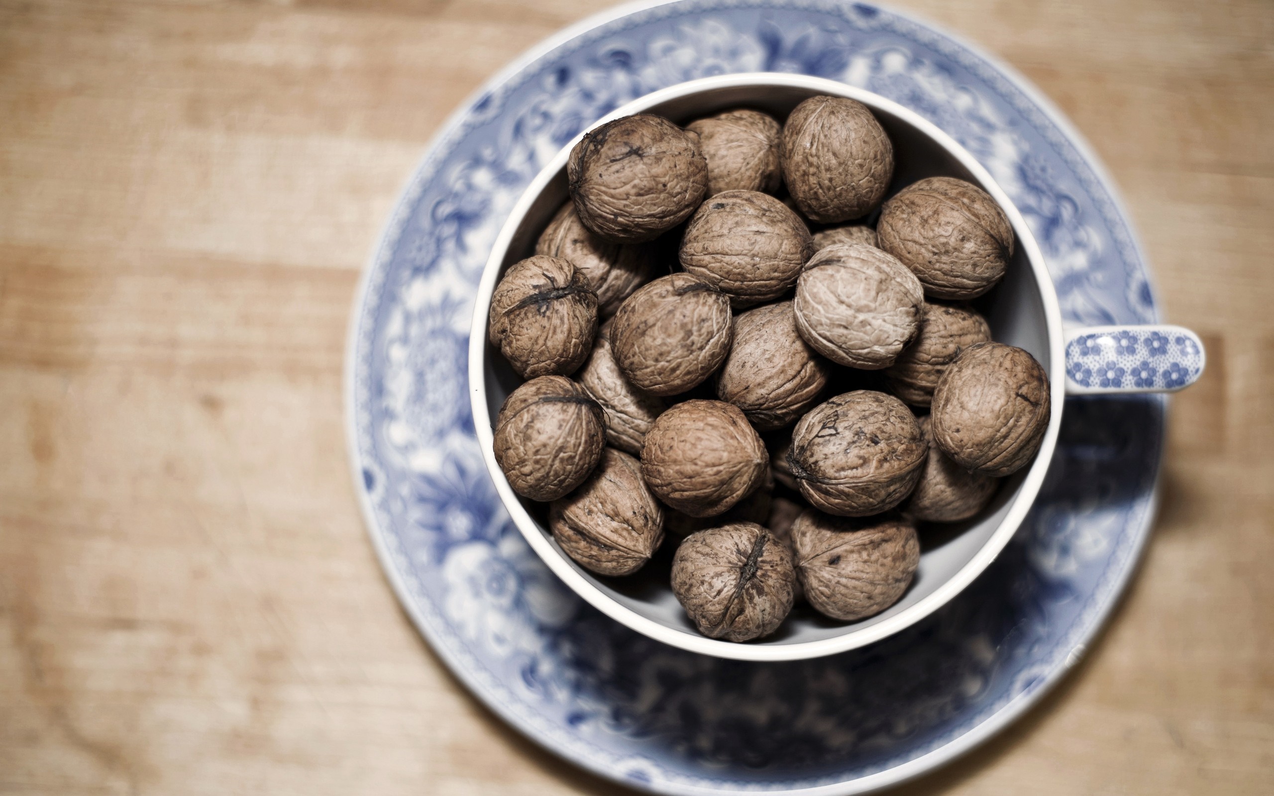 Walnuts in a cup on a saucer HD Wallpaper
