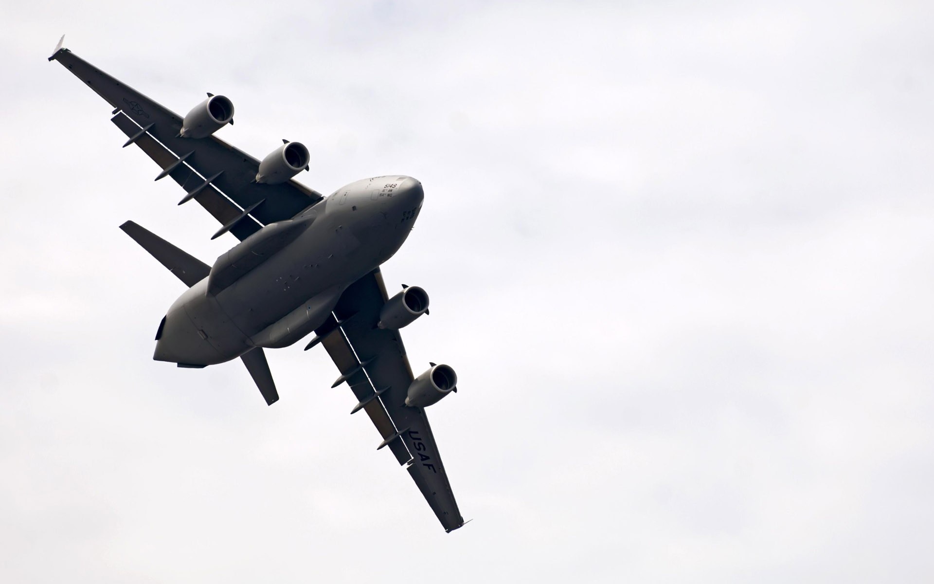 USAF C-17 Globemaster III military transport aircraft flying HD Wallpaper