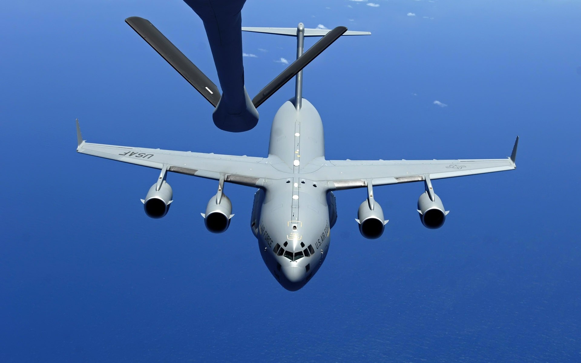 USAF C-17 Globemaster III aerial refueling HD Wallpaper