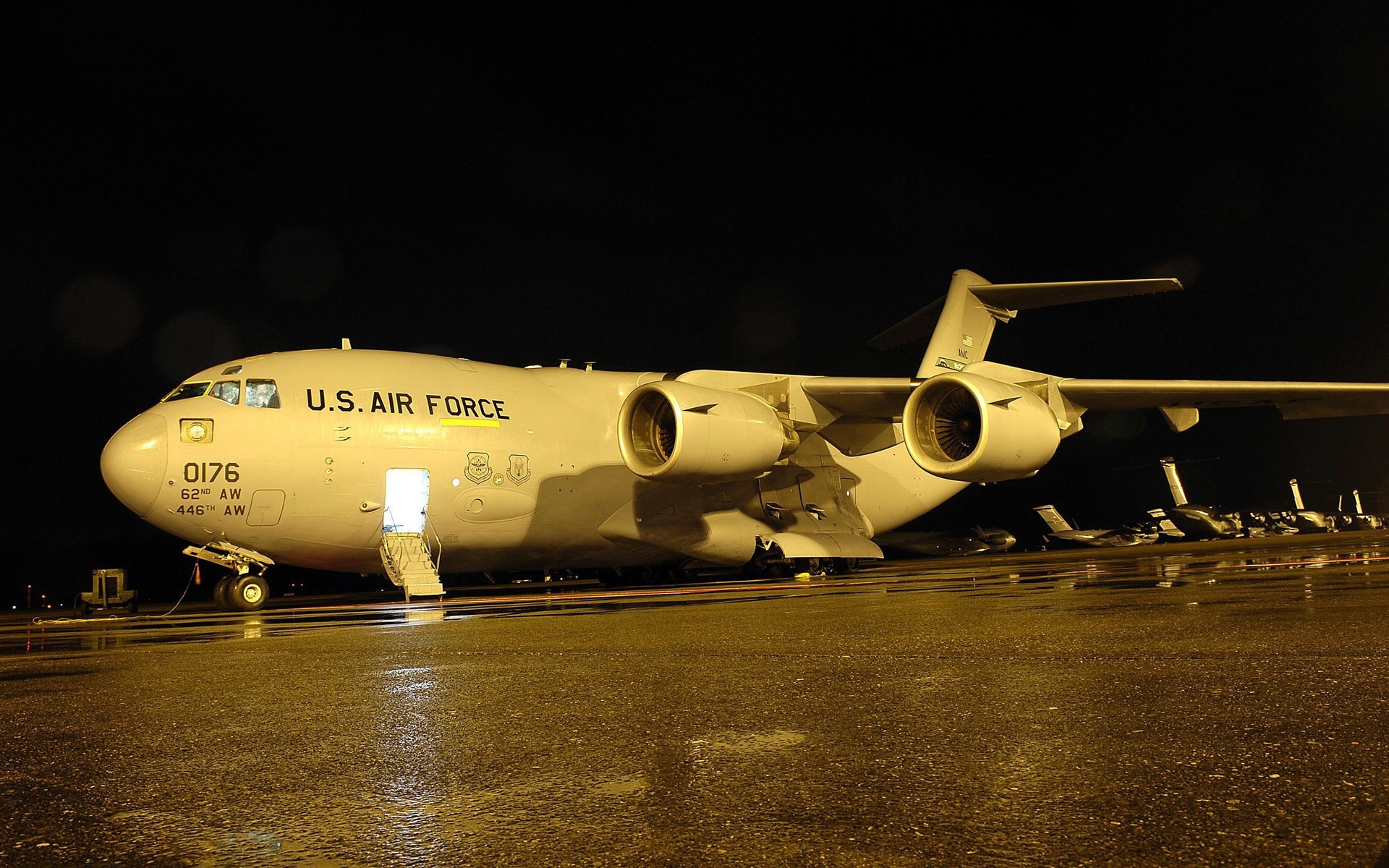 US Air Force C-17 Globemaster III at night HD Wallpaper