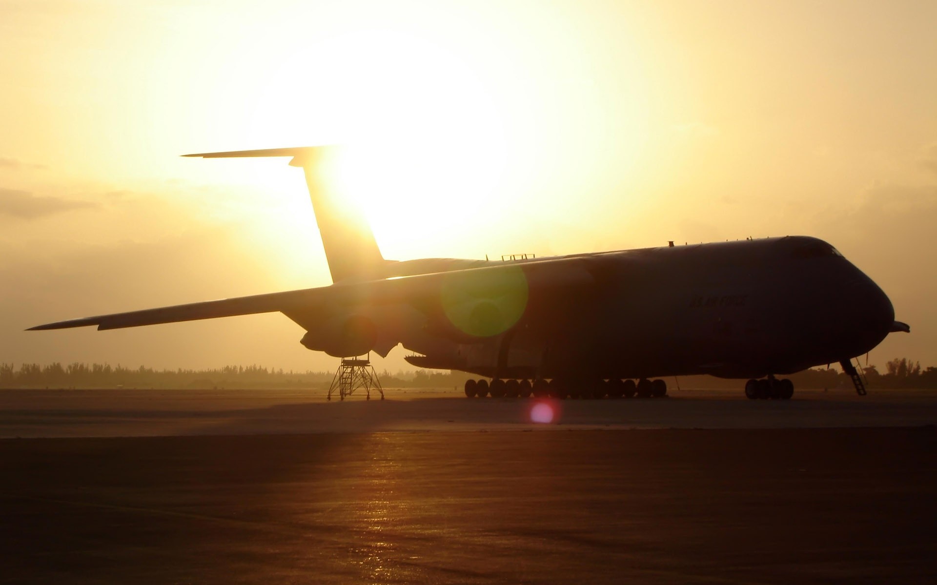 Lockheed C-5 Galaxy aircraft at sunset HD Wallpaper