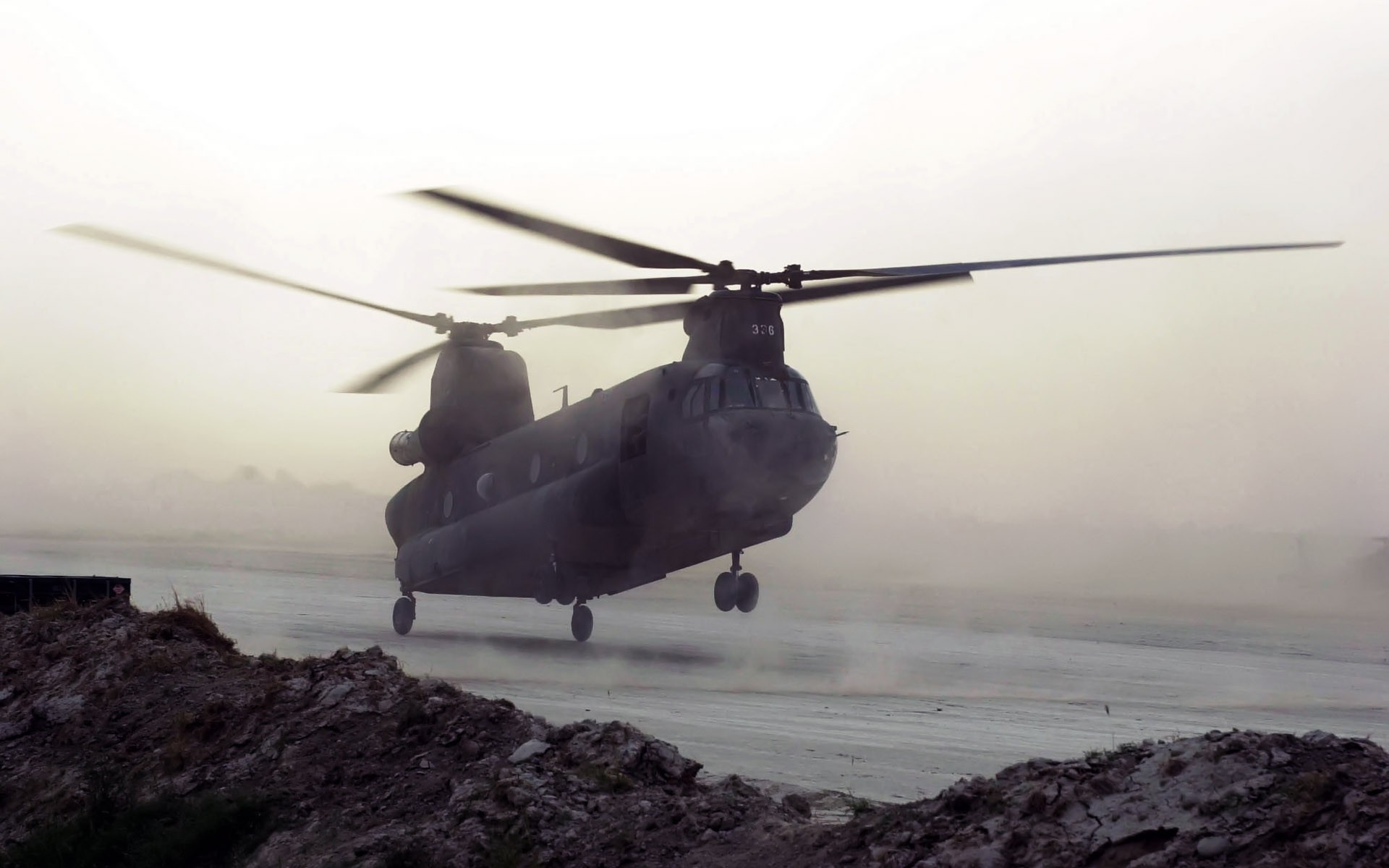 Boeing CH-47 Chinook helicopter landing HD Wallpaper