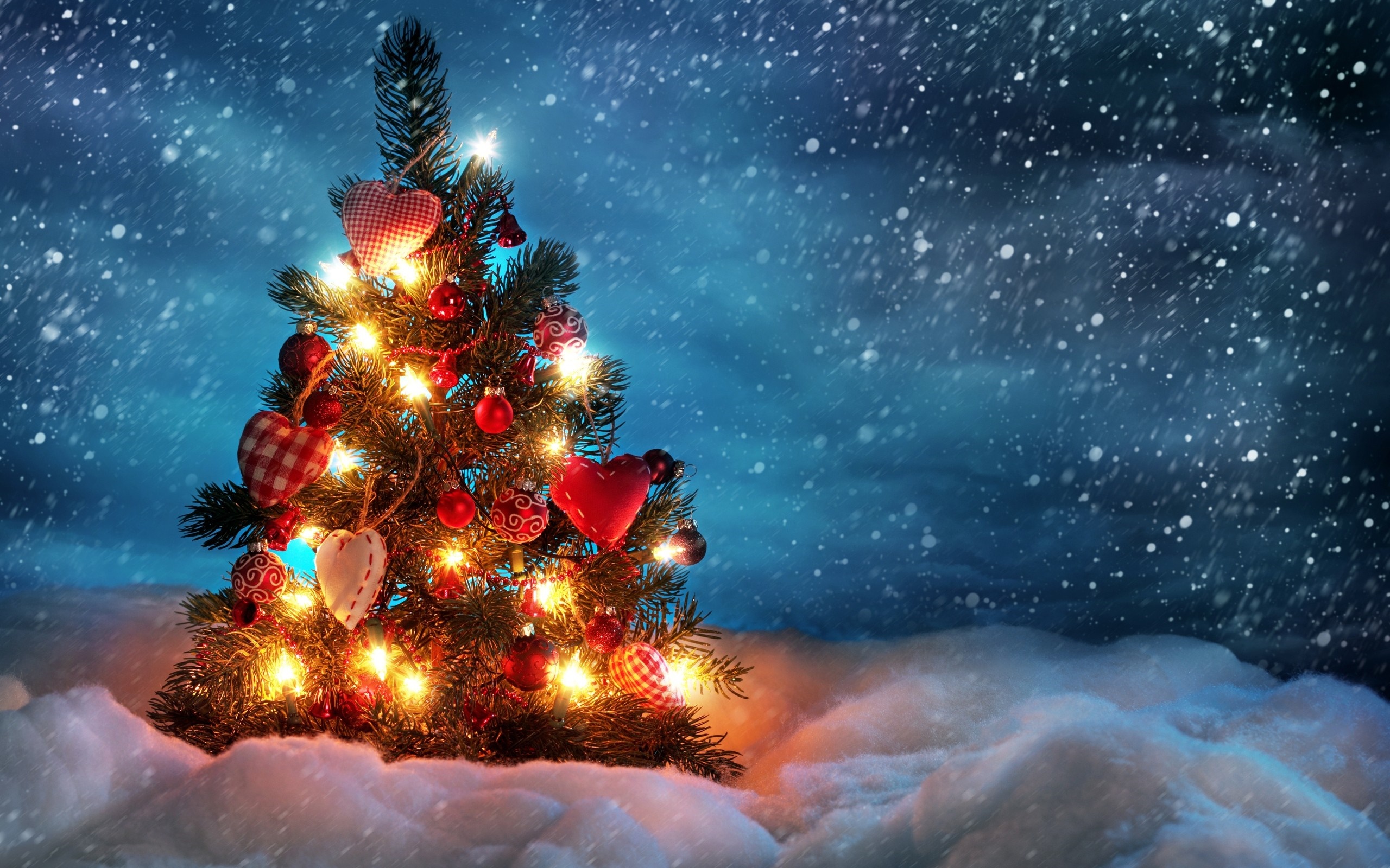 Decorated Christmas tree in the snow HD Wallpaper